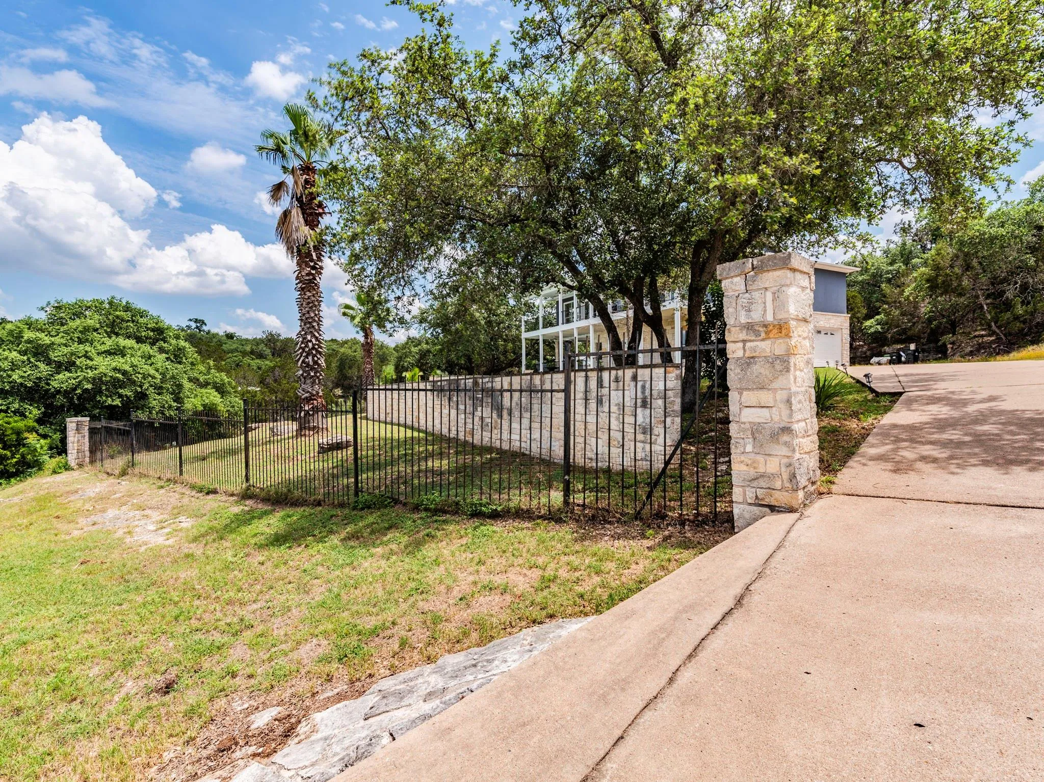 Photo 2 of 22401 BRIARVIEW DR