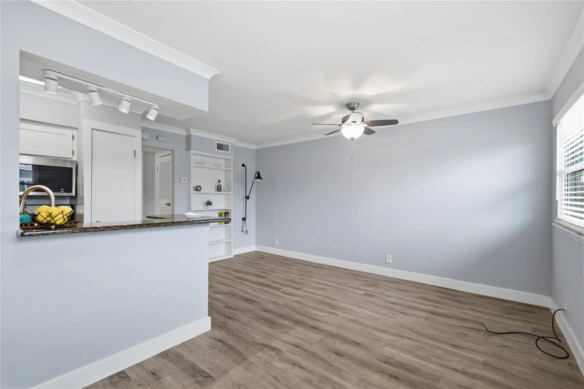 Photo 5 of 2401 MANOR RD #232