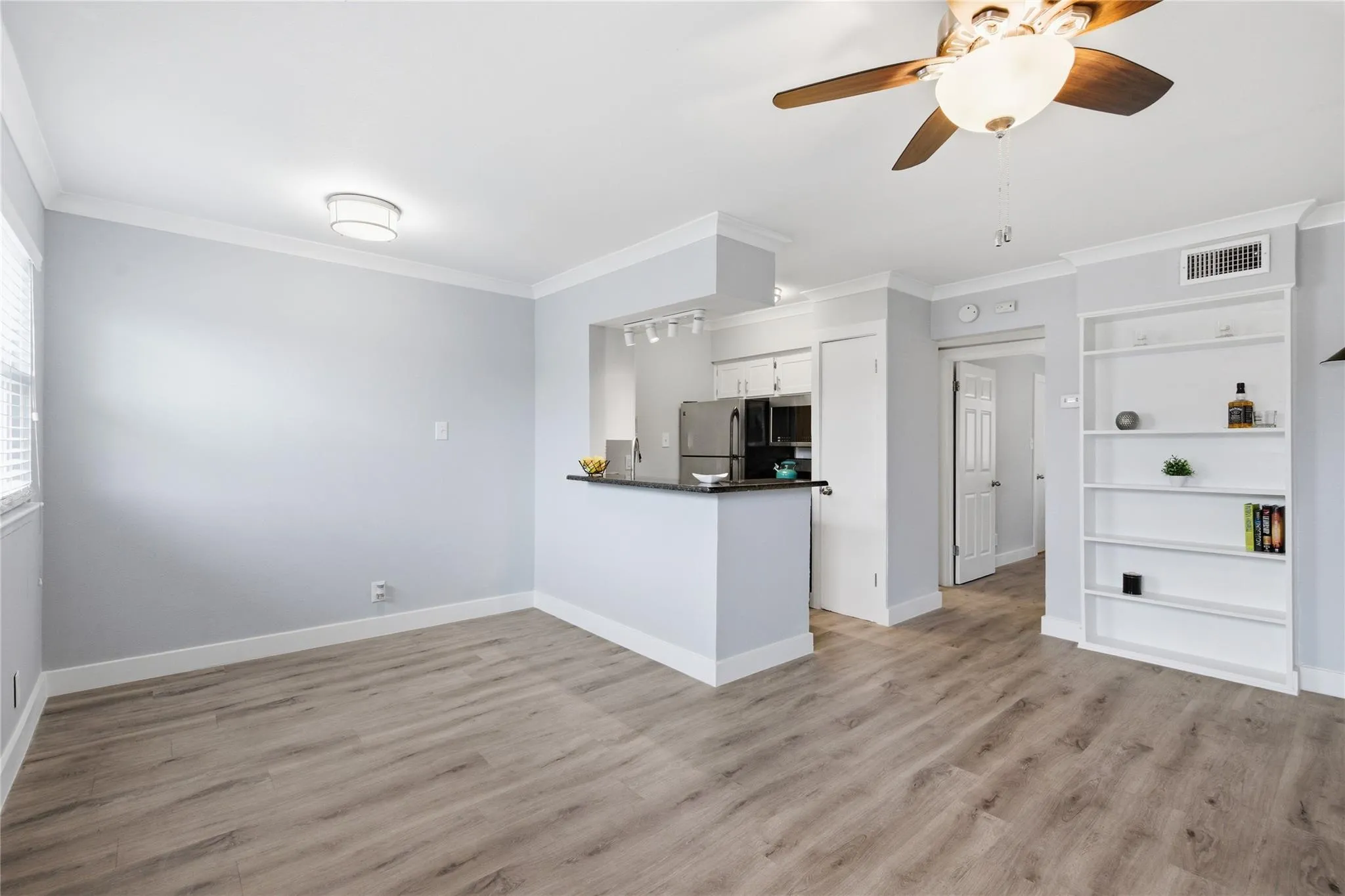 Photo 3 of 2401 MANOR RD #232