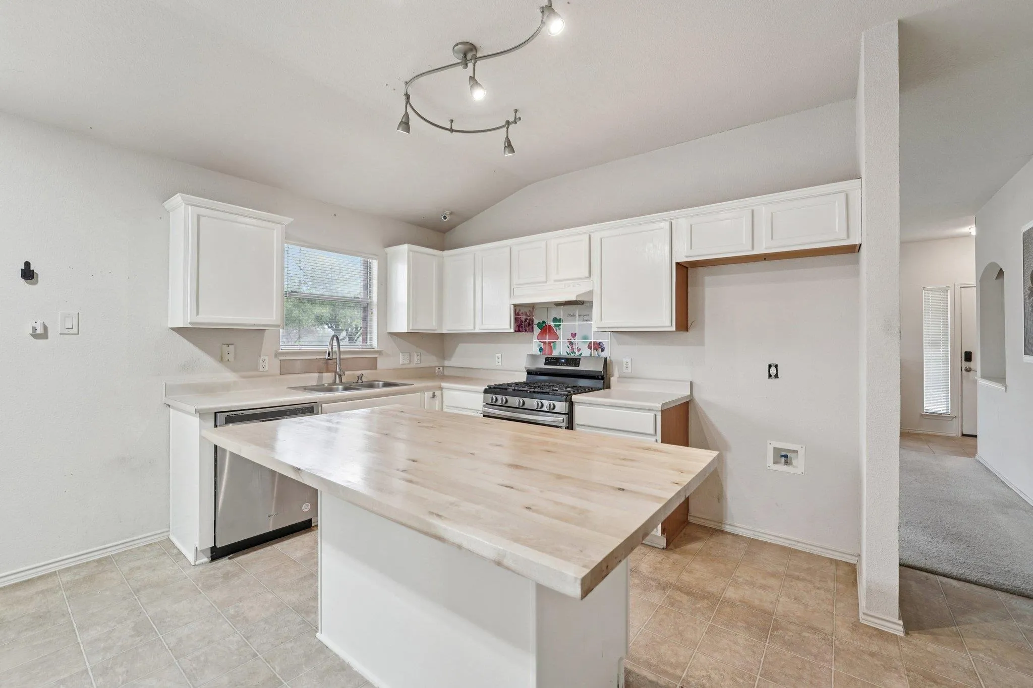 Photo 5 of 1724 DARJEELING DR