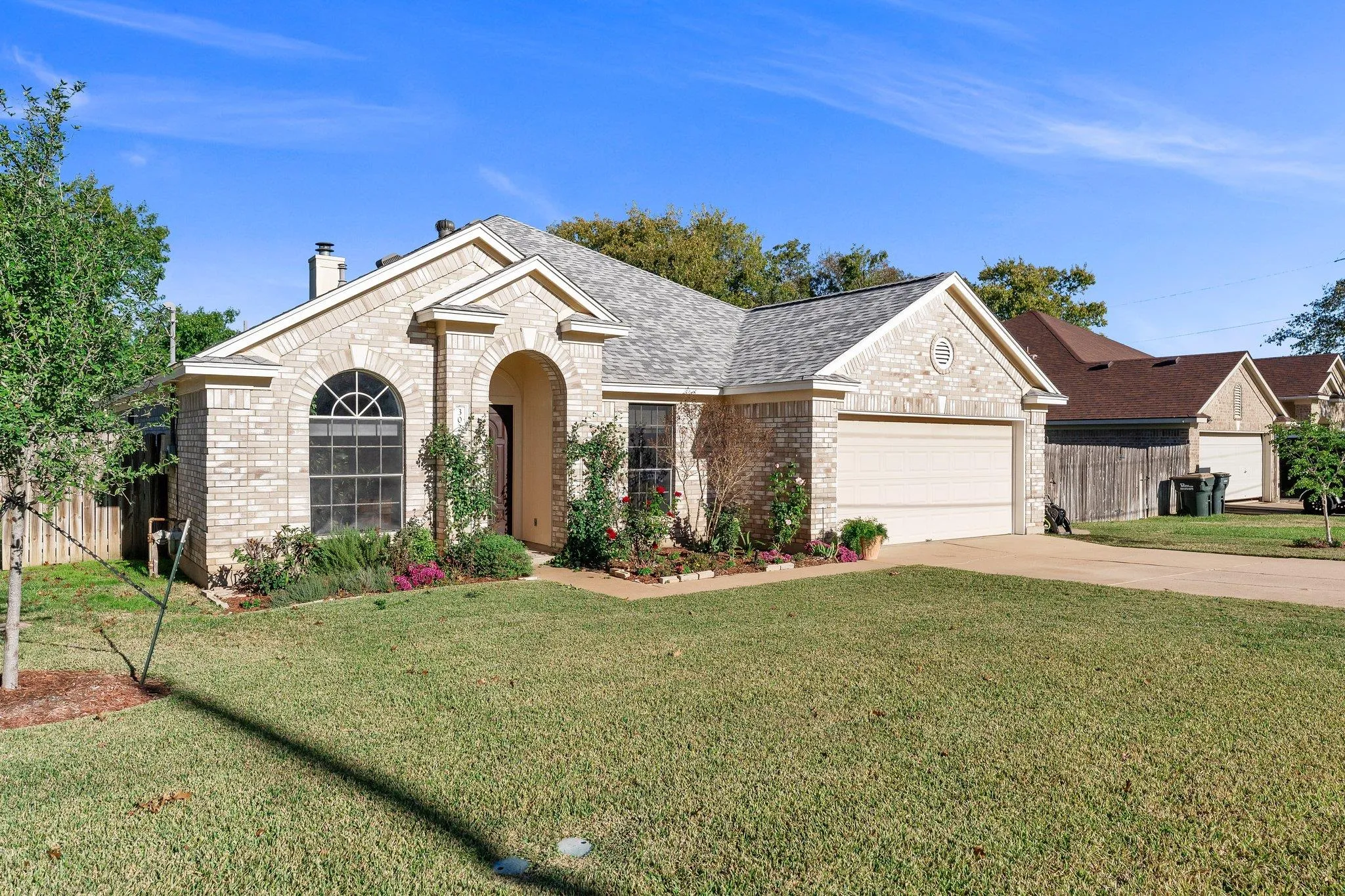 Photo 2 of 302 DEBORA DR