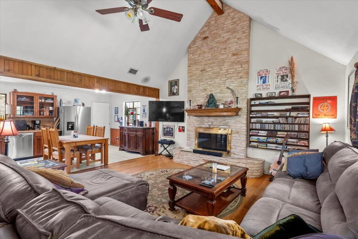Photo 4 of 200 LITTLE BARTON DR