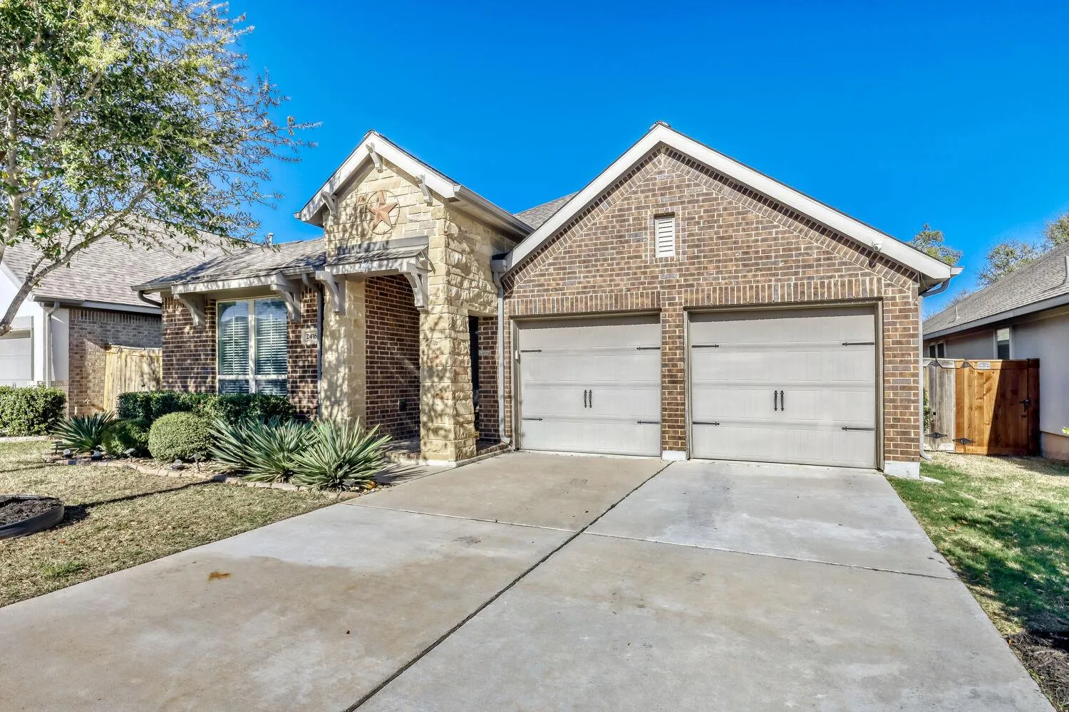 Photo 2 of 2416 BURBERRY LN