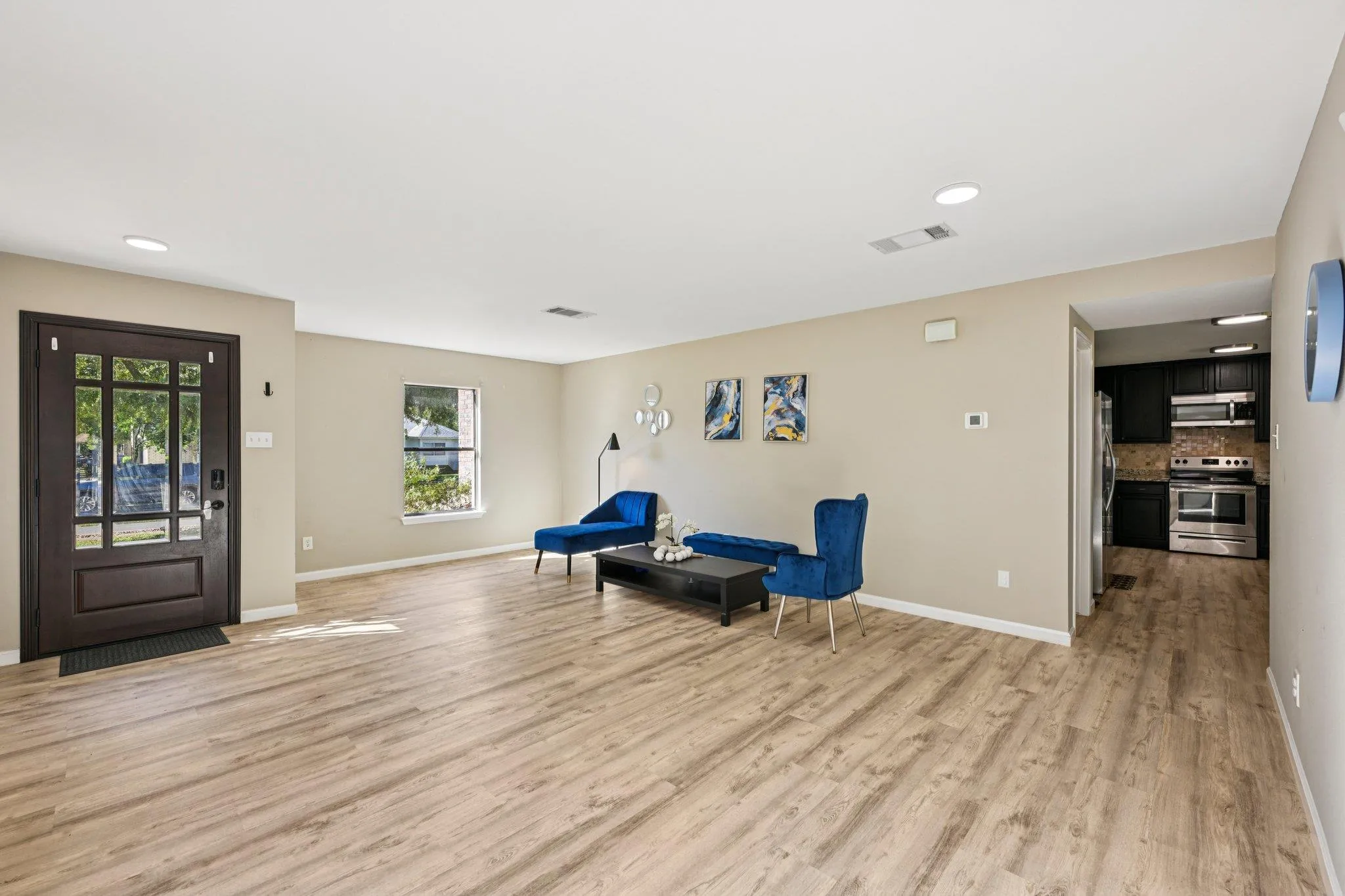 Photo 4 of 502 WOODFORD DR