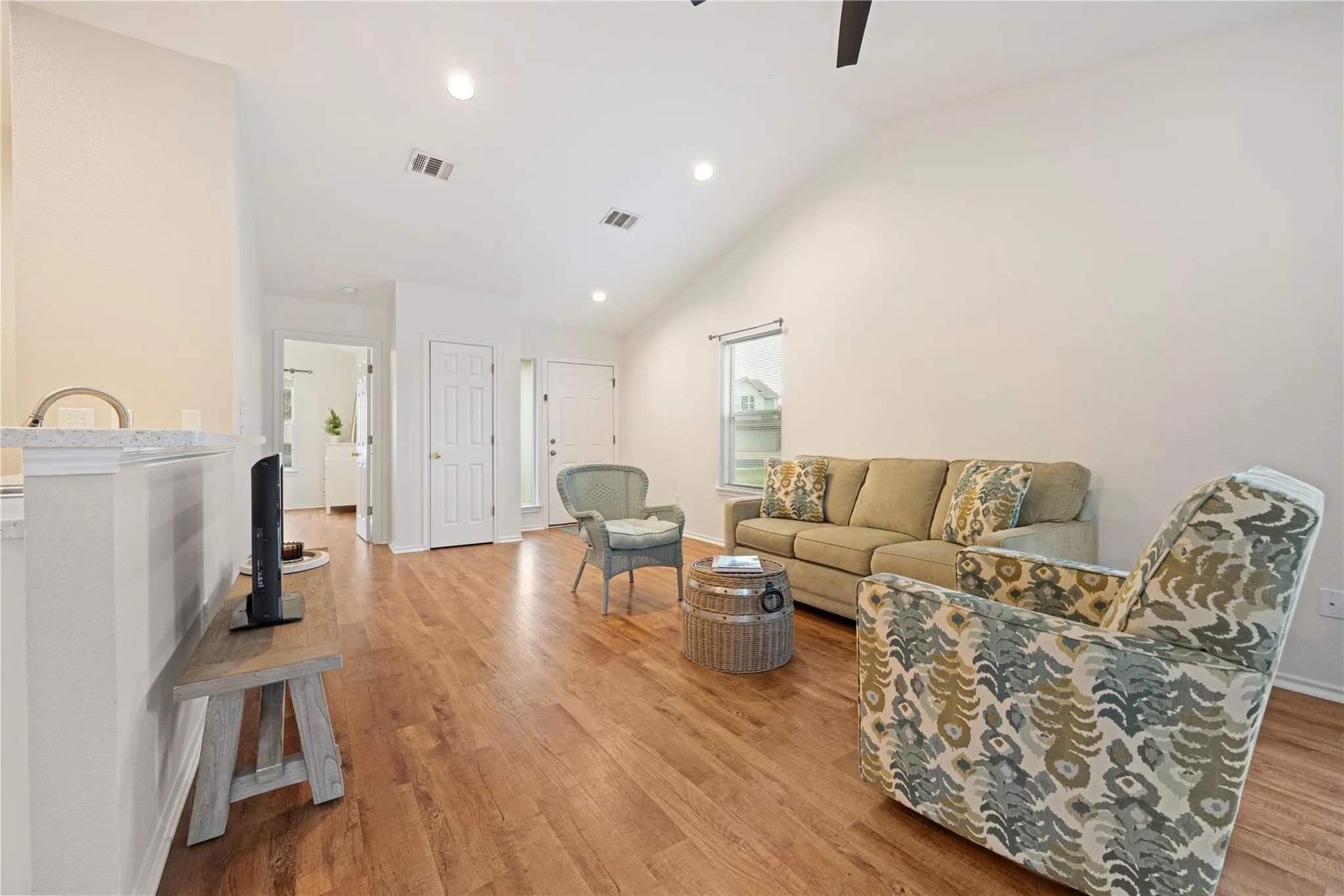 Photo 3 of 1011 JANAE CT
