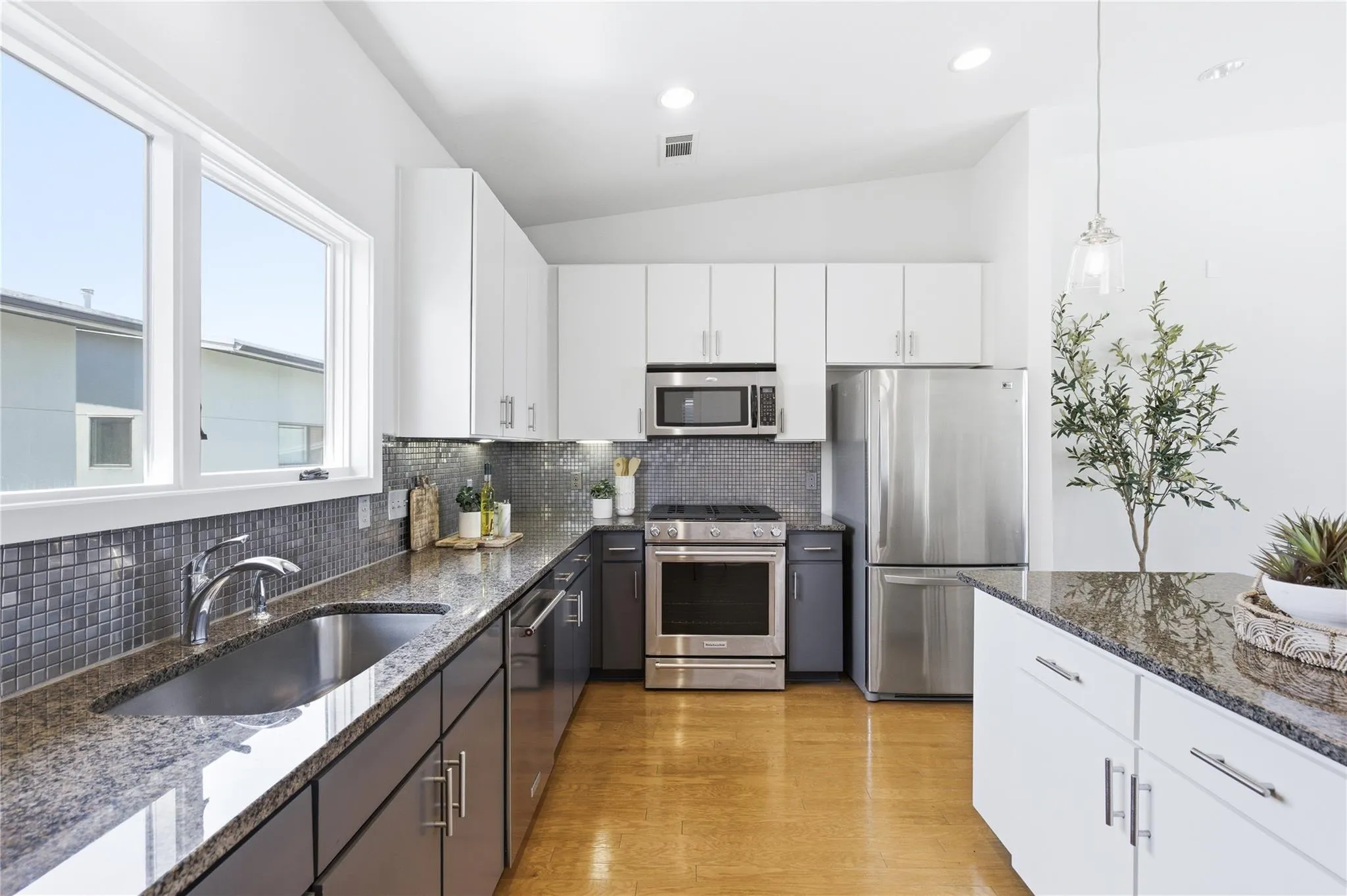 Photo 4 of 1702 S LAMAR BLVD #12