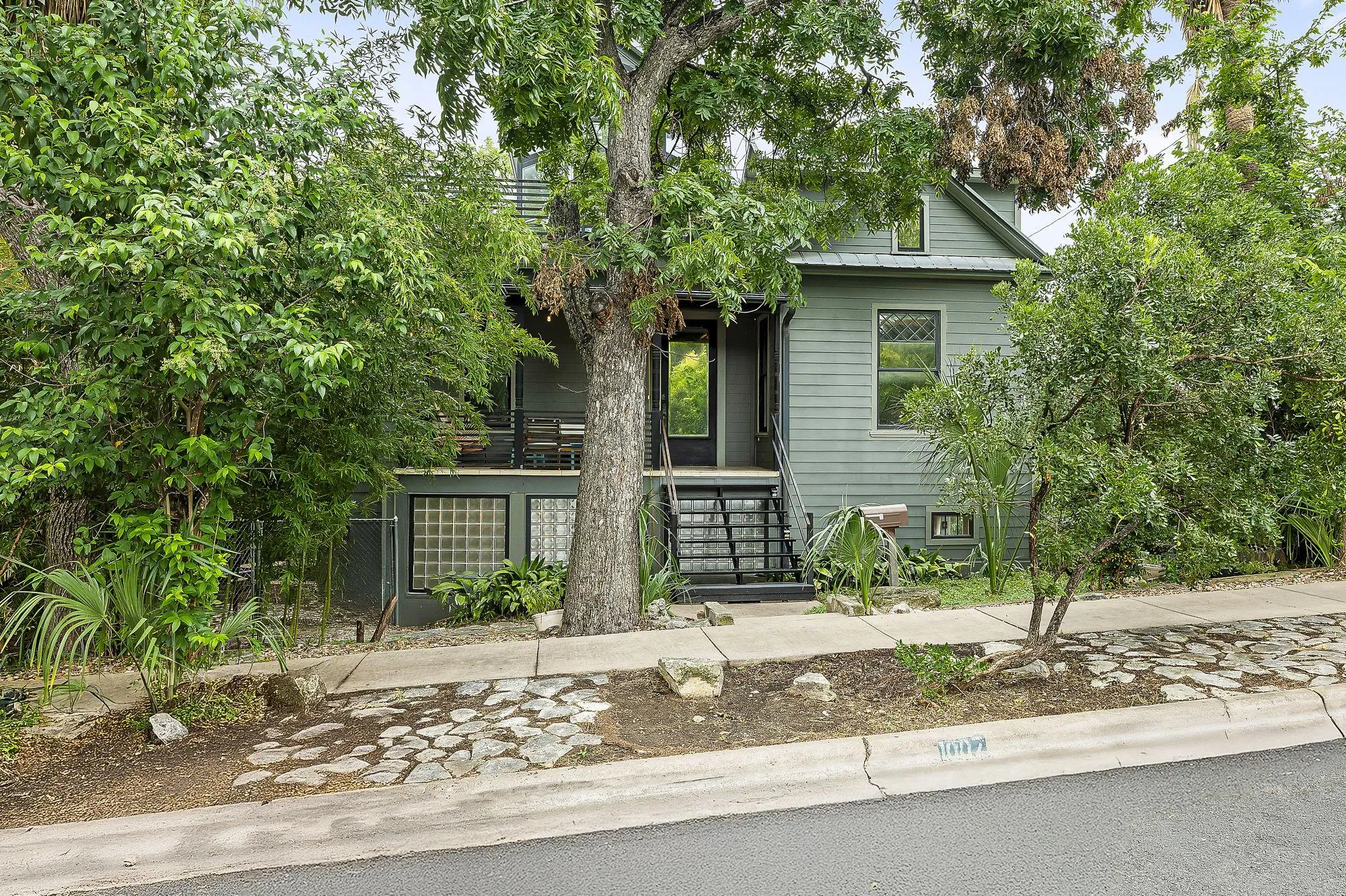 Photo 4 of 1007 E 8TH ST