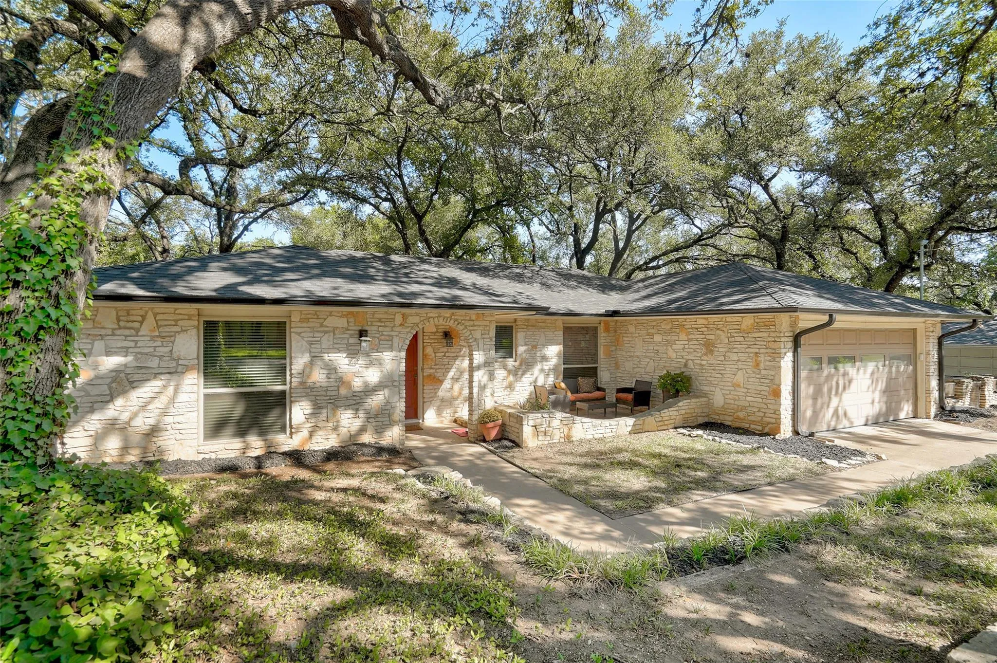 Photo 2 of 1105 N RIVIERA CIR