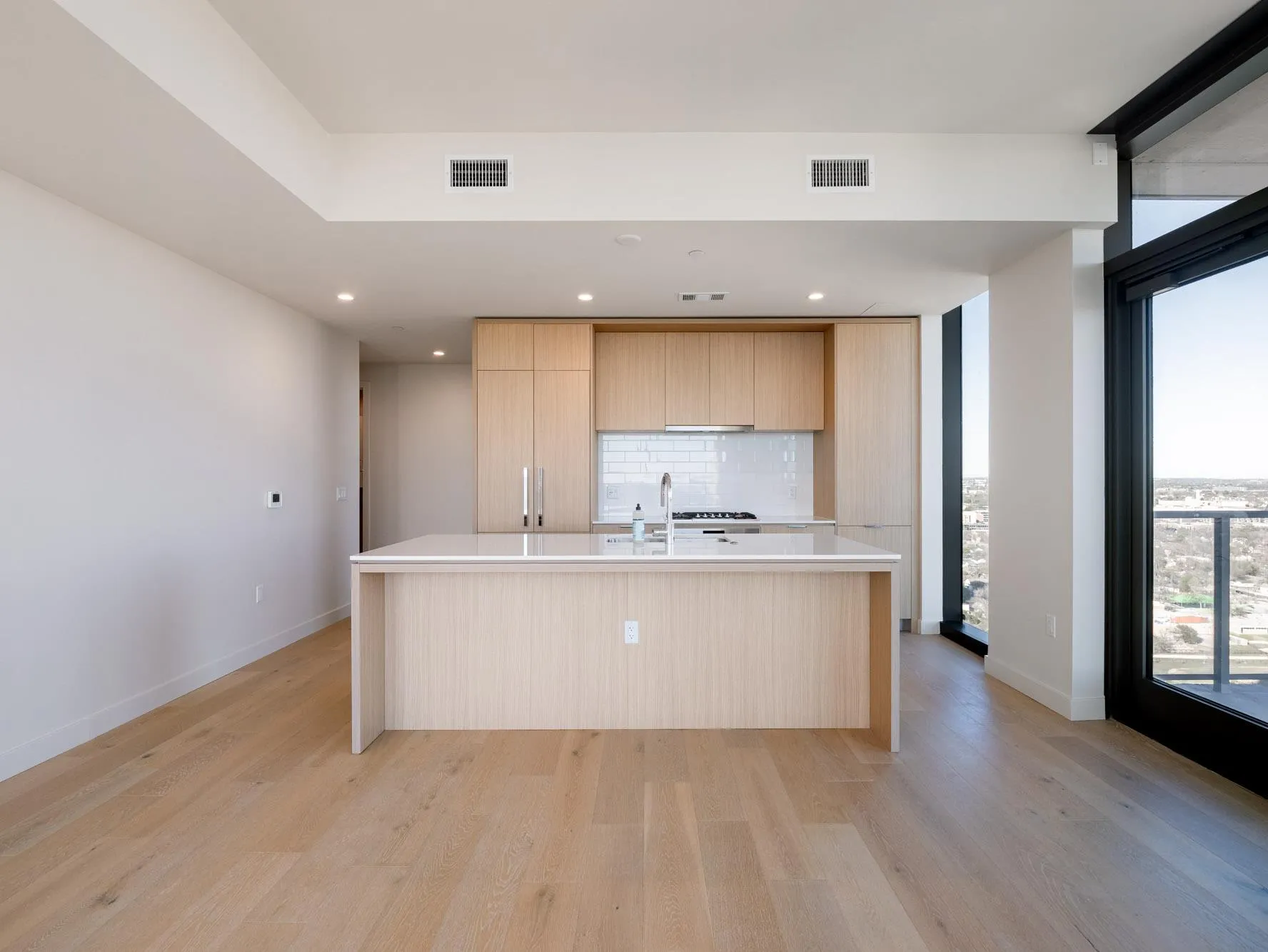 Photo 5 of 44 EAST AVE #2610