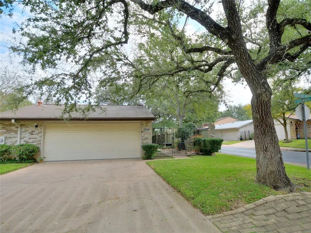 Photo 2 of 7919 RIDGELINE DR N