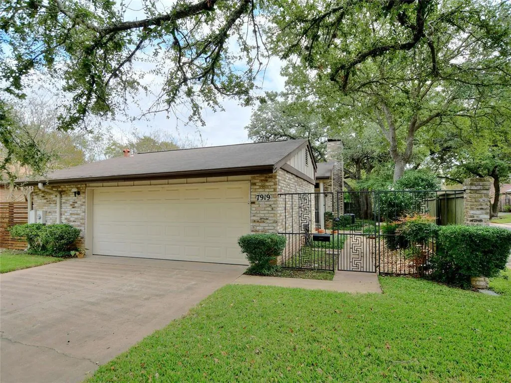 Photo of 7919 RIDGELINE DR N, Austin, 78731