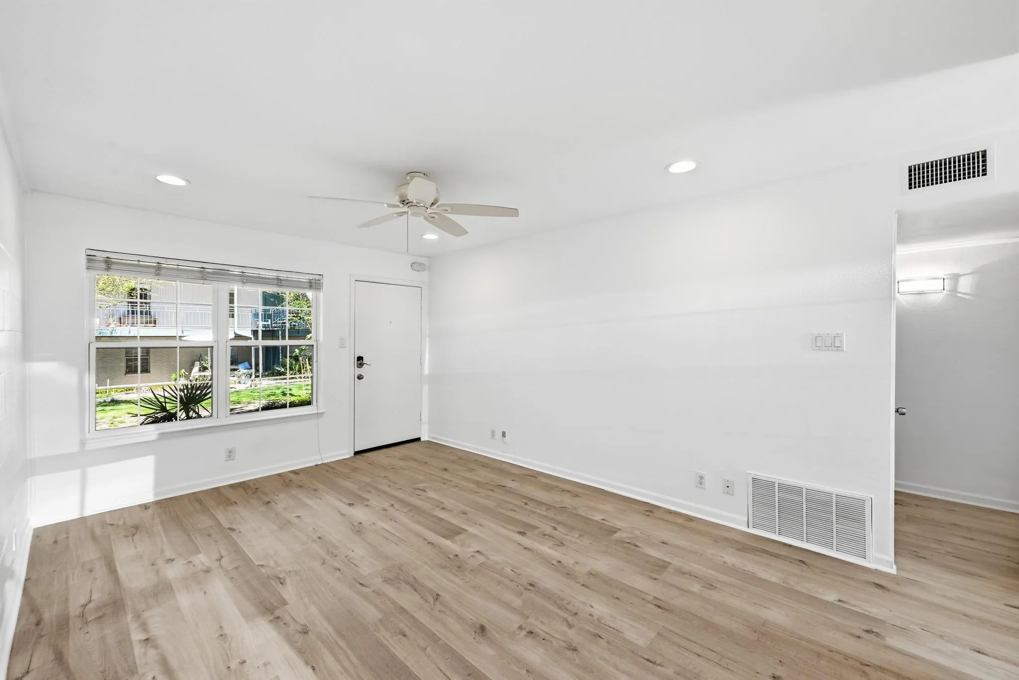 Photo 2 of 300 CROCKETT ST #116