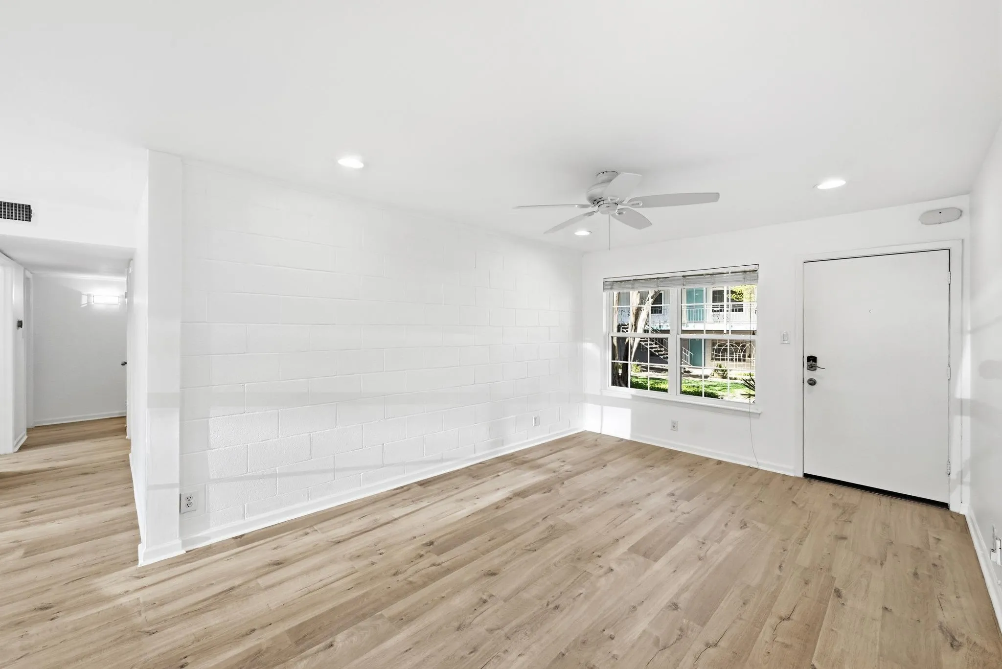 Photo 3 of 300 CROCKETT ST #116