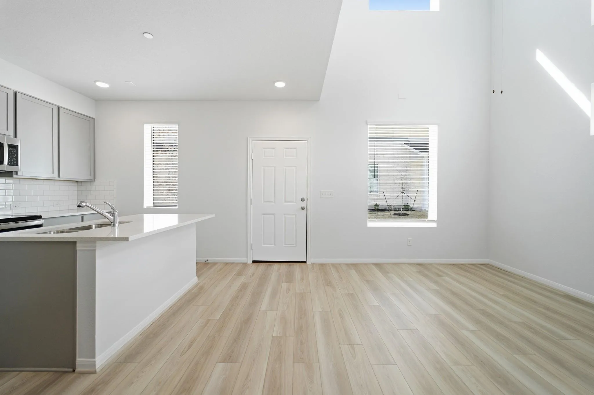 Photo 3 of 500 MUNICIPAL DR #401