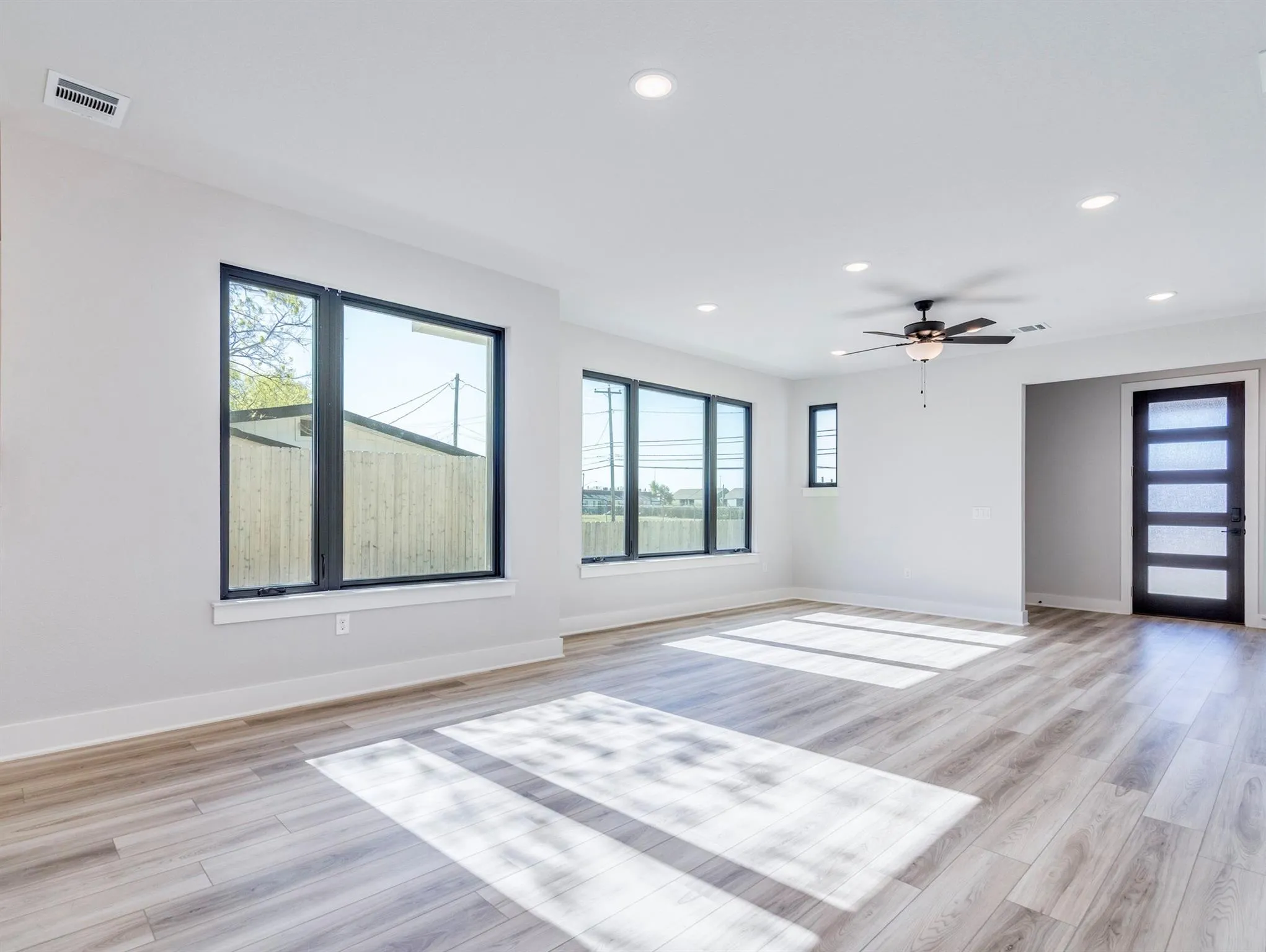 Photo 3 of 206 E WONSLEY DR #A