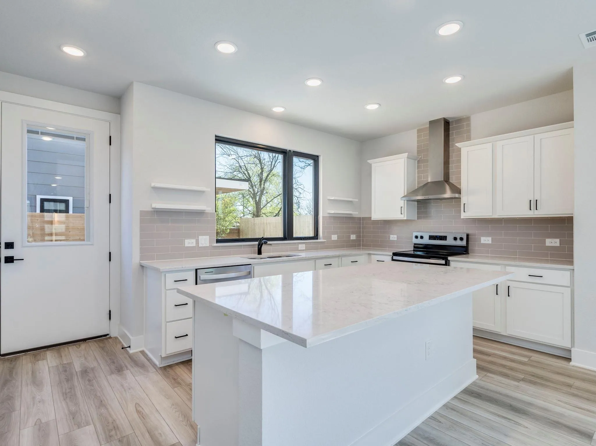 Photo 5 of 206 E WONSLEY DR #A
