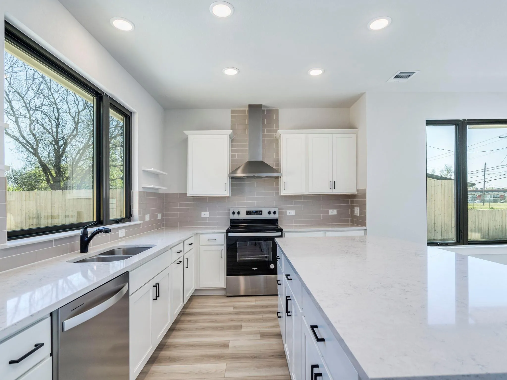 Photo 4 of 206 E WONSLEY DR #A