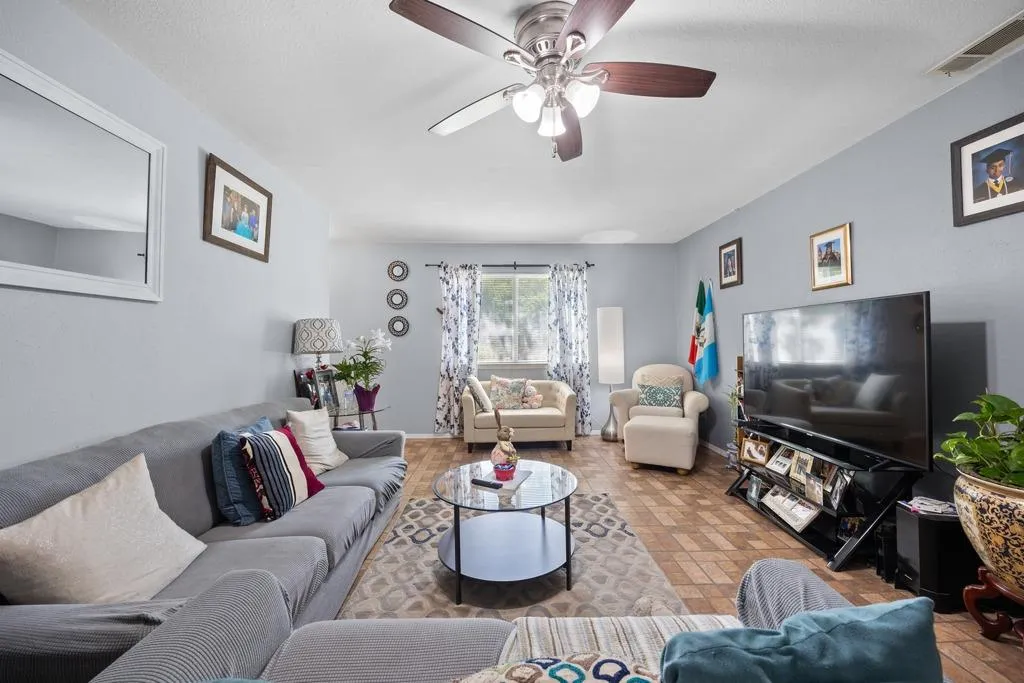 Photo 3 of 10406 LITTLE PEBBLE DR