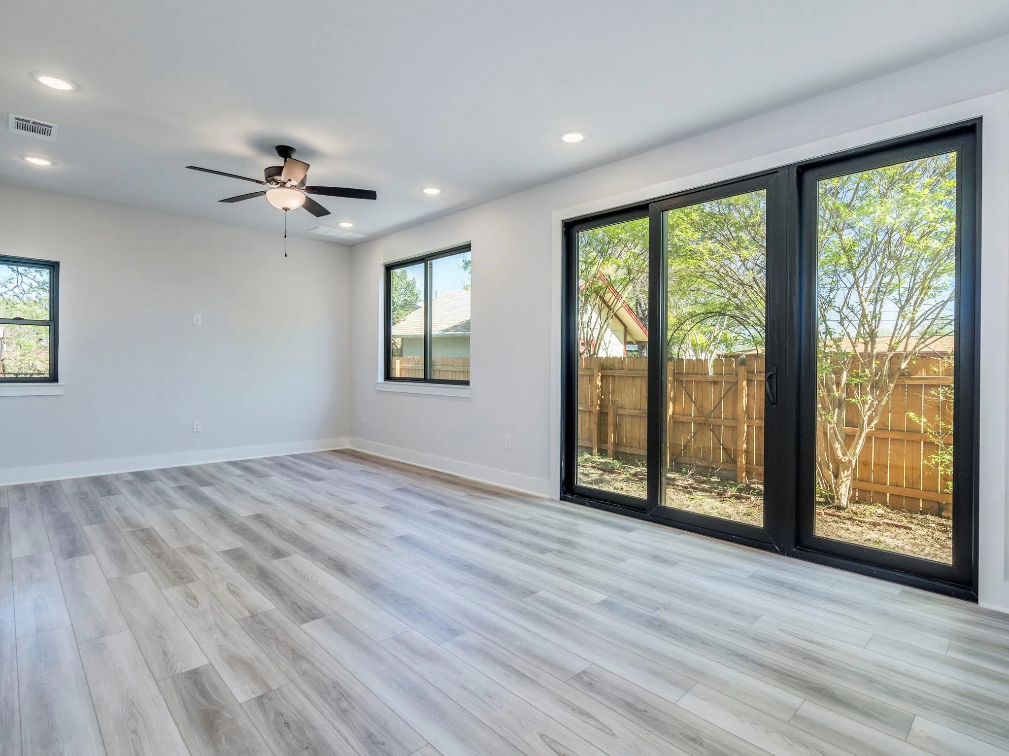Photo 5 of 206 E WONSLEY DR #B