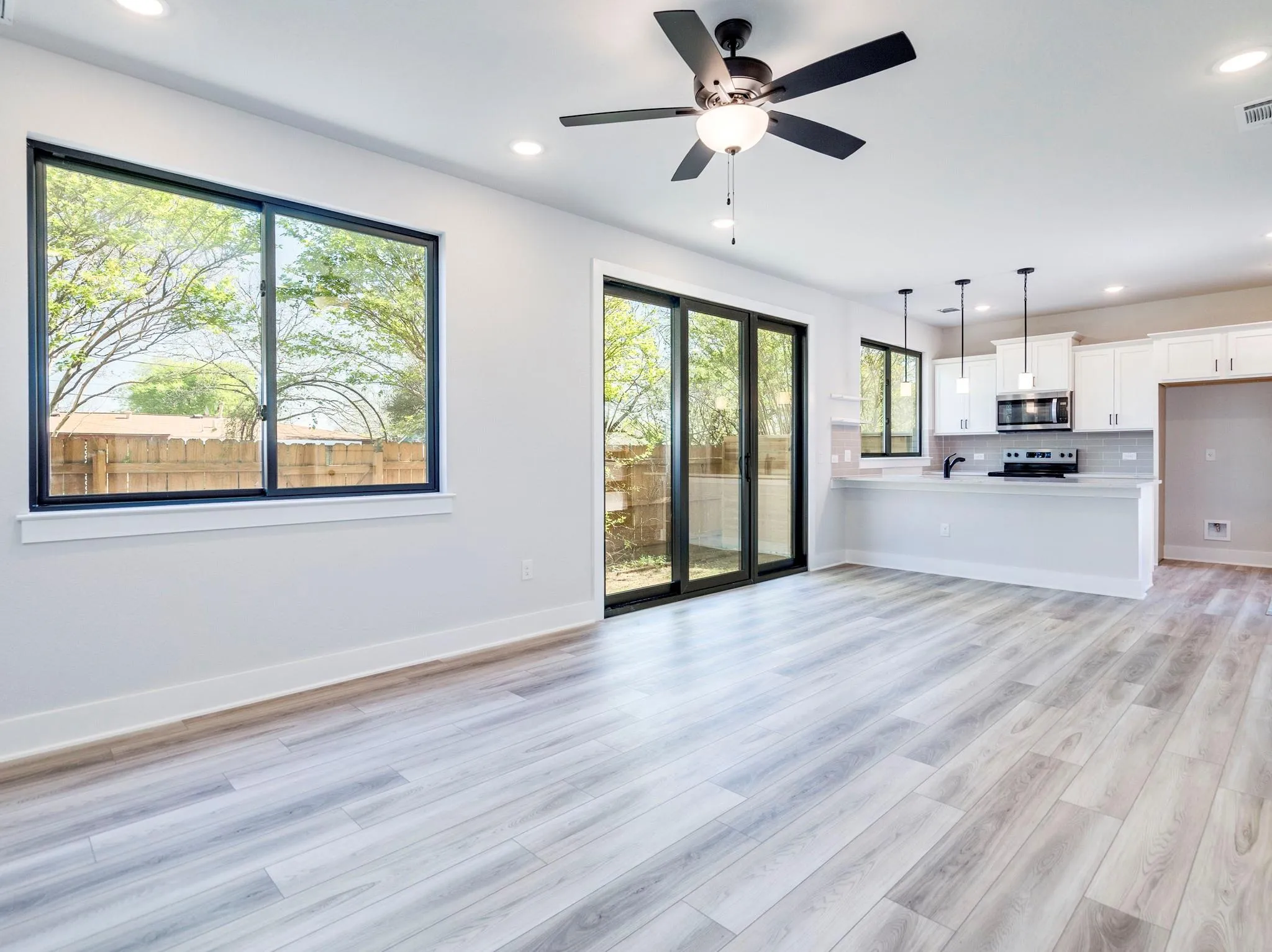 Photo 3 of 206 E WONSLEY DR #B