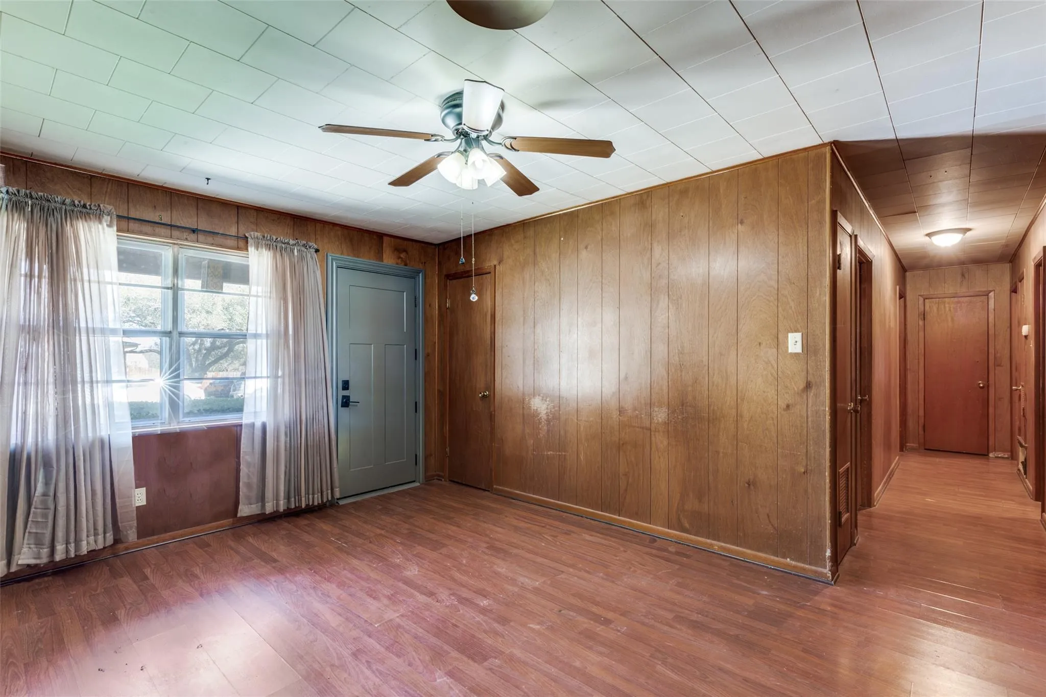 Photo 3 of 707 DEBUS DR