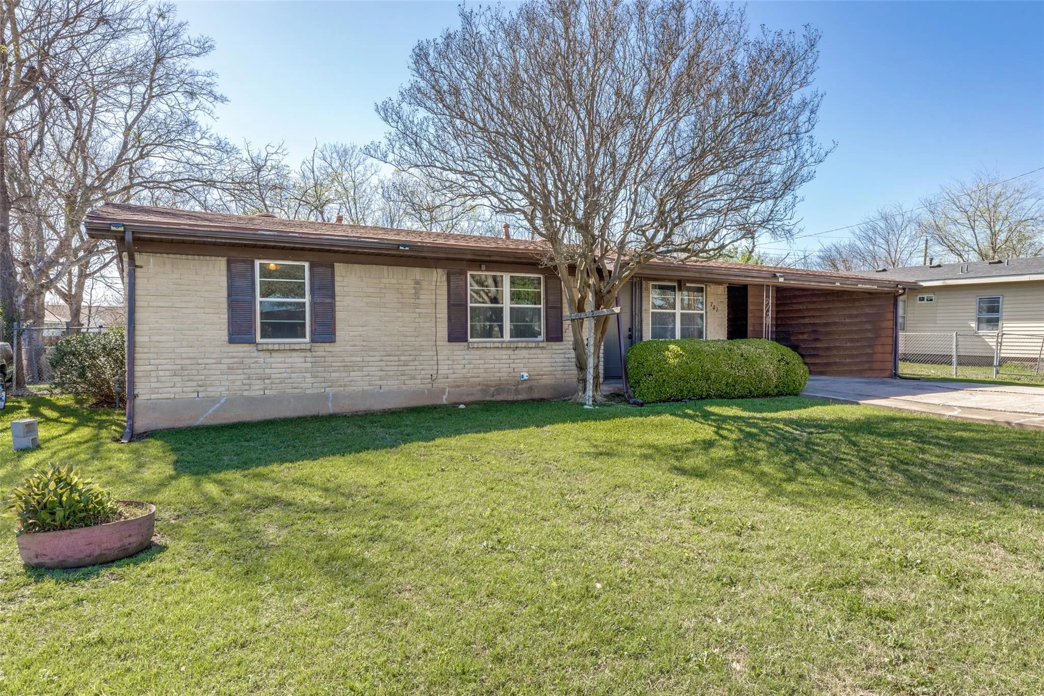 Photo 2 of 707 DEBUS DR