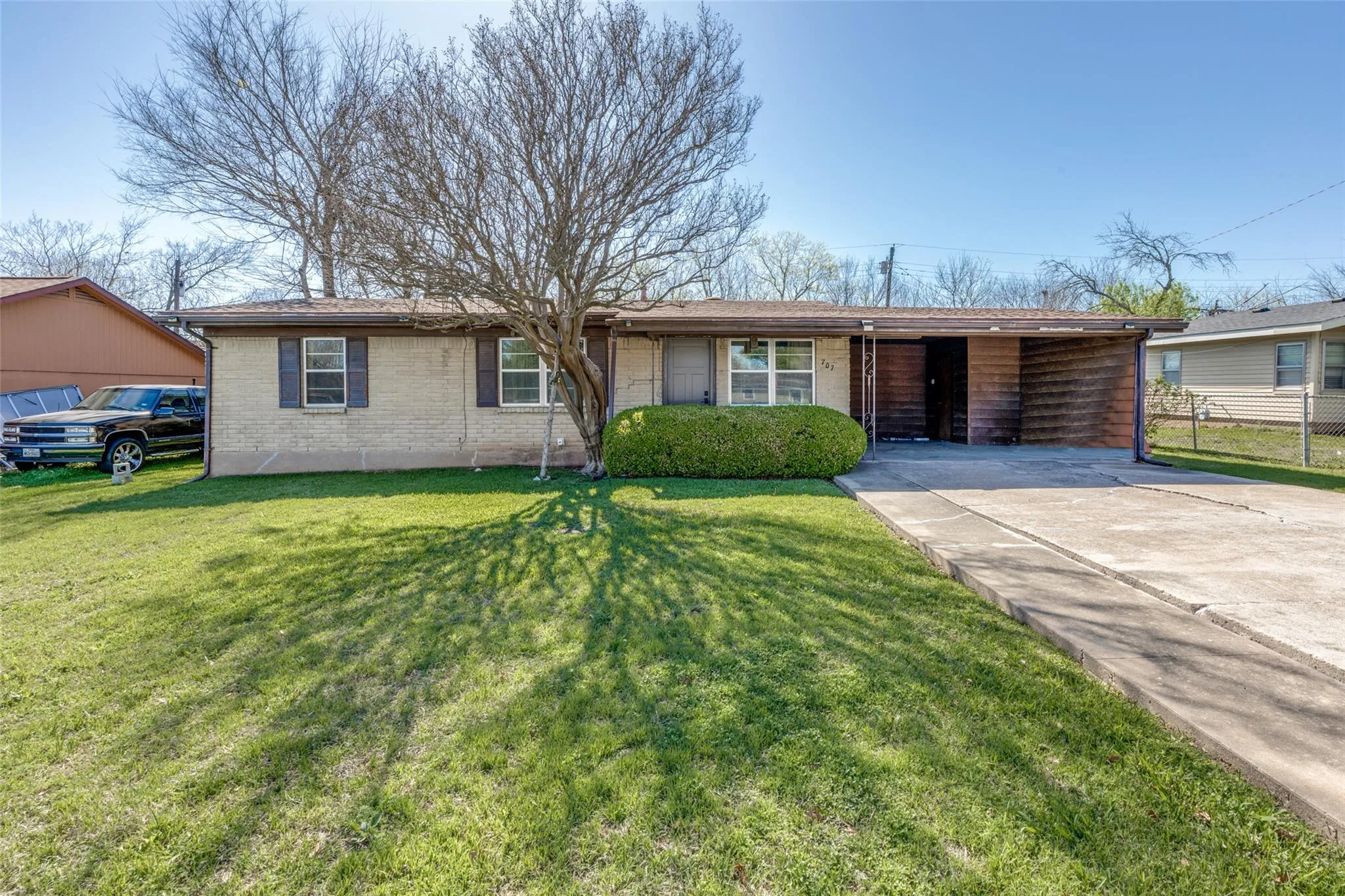 Photo of 707 DEBUS DR, Taylor, TX, 76574