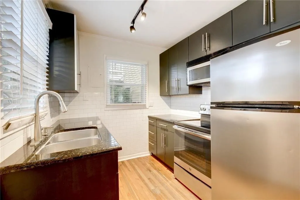 Photo 3 of 1110 W 22ND ST #13