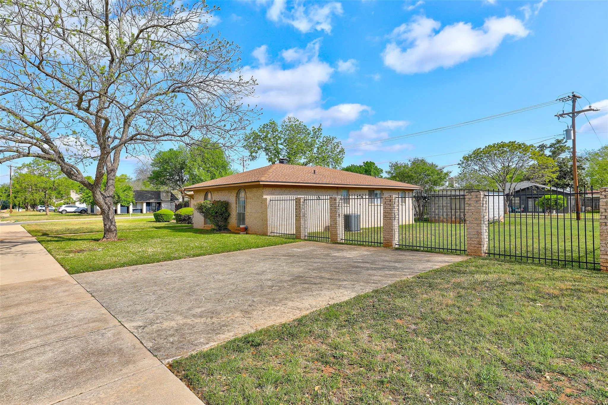 Photo 3 of 2303 DAWN DR