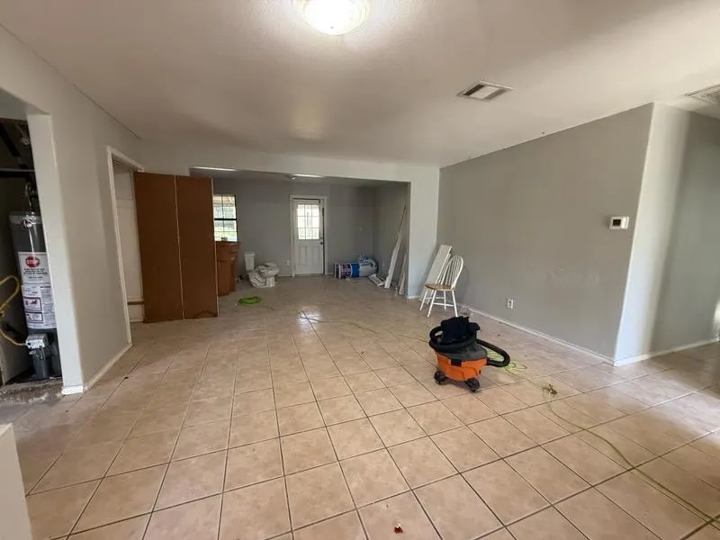 Photo 3 of 5609 GLOUCESTER LN
