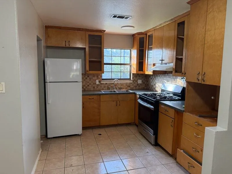 Photo 2 of 5609 GLOUCESTER LN