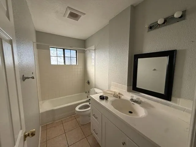 Photo 5 of 5609 GLOUCESTER LN