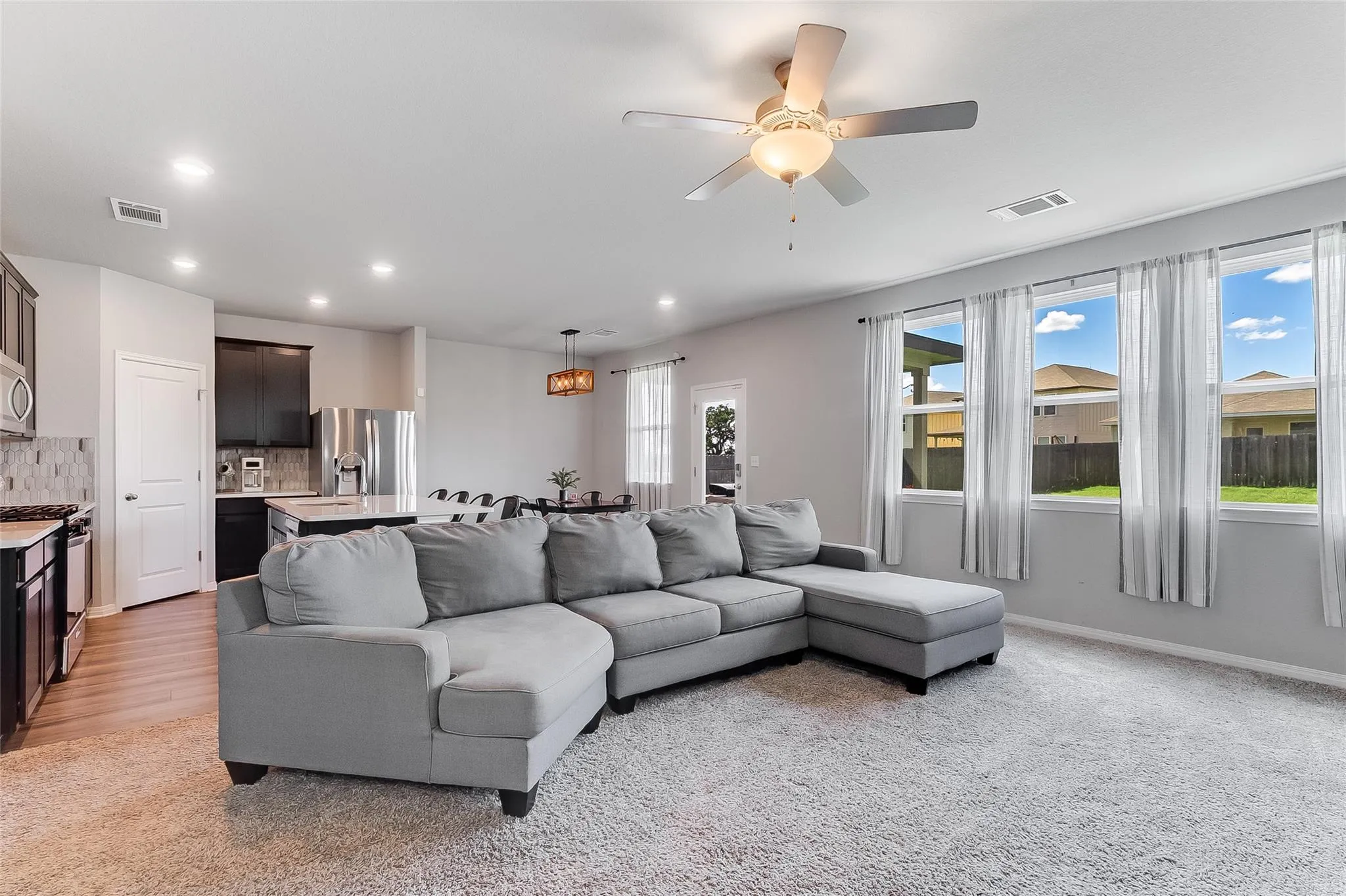 Photo 3 of 516 LONGMOUNT CV