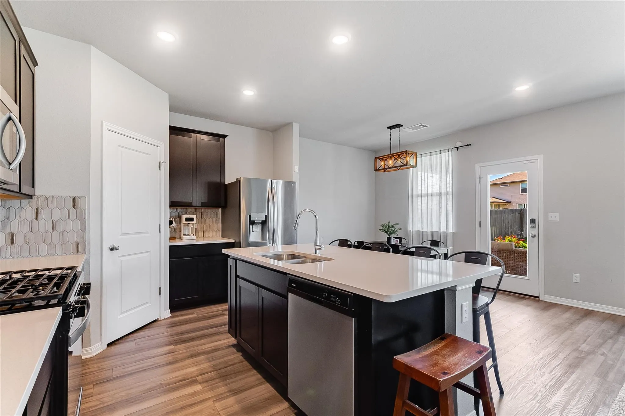 Photo 5 of 516 LONGMOUNT CV