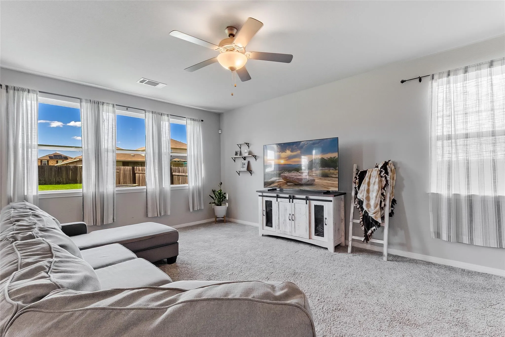 Photo 2 of 516 LONGMOUNT CV