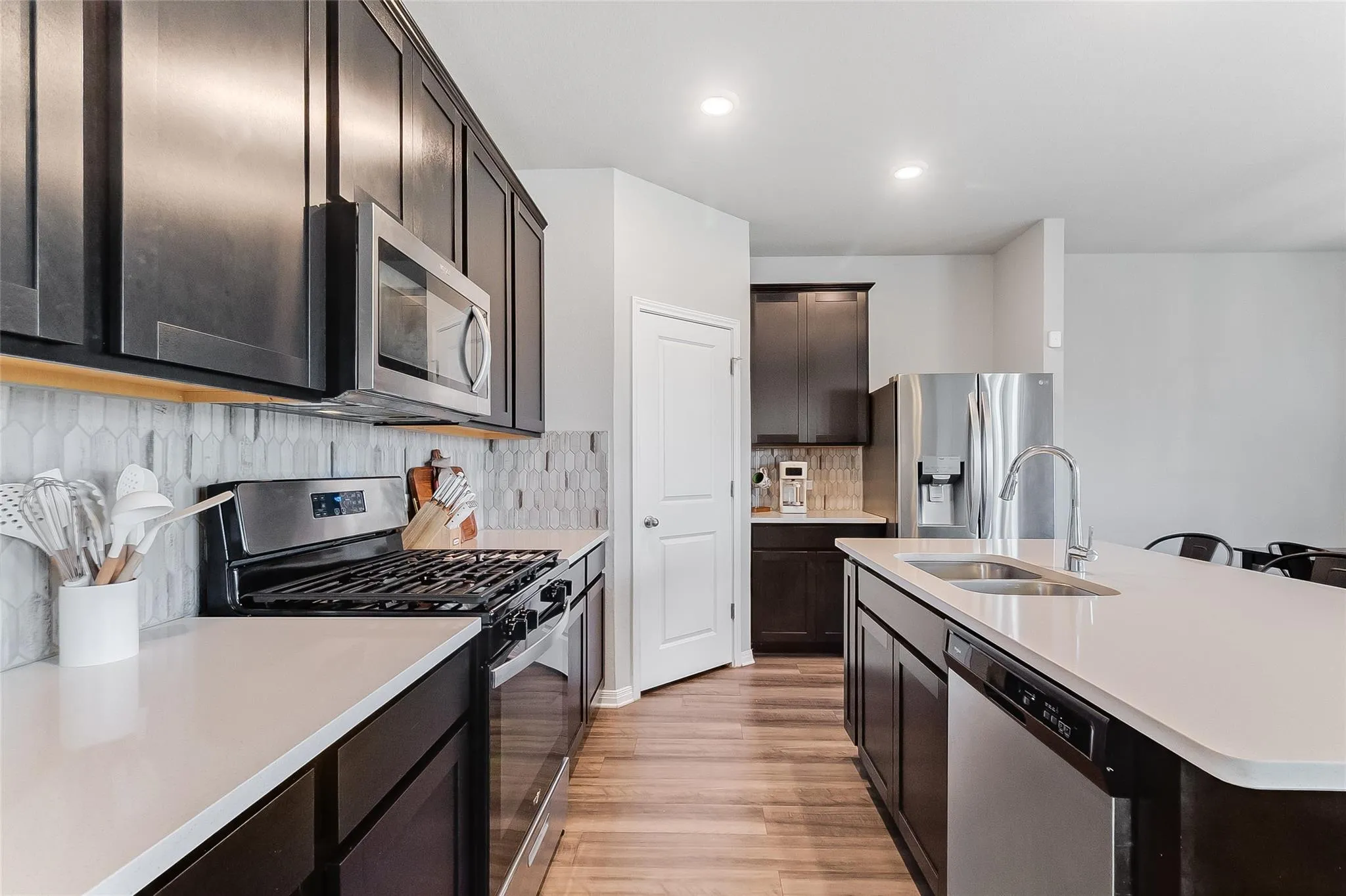 Photo 4 of 516 LONGMOUNT CV