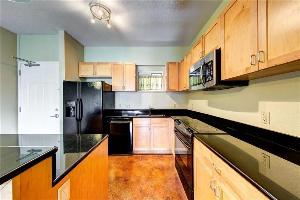 Photo 5 of 711 W 26TH ST #506
