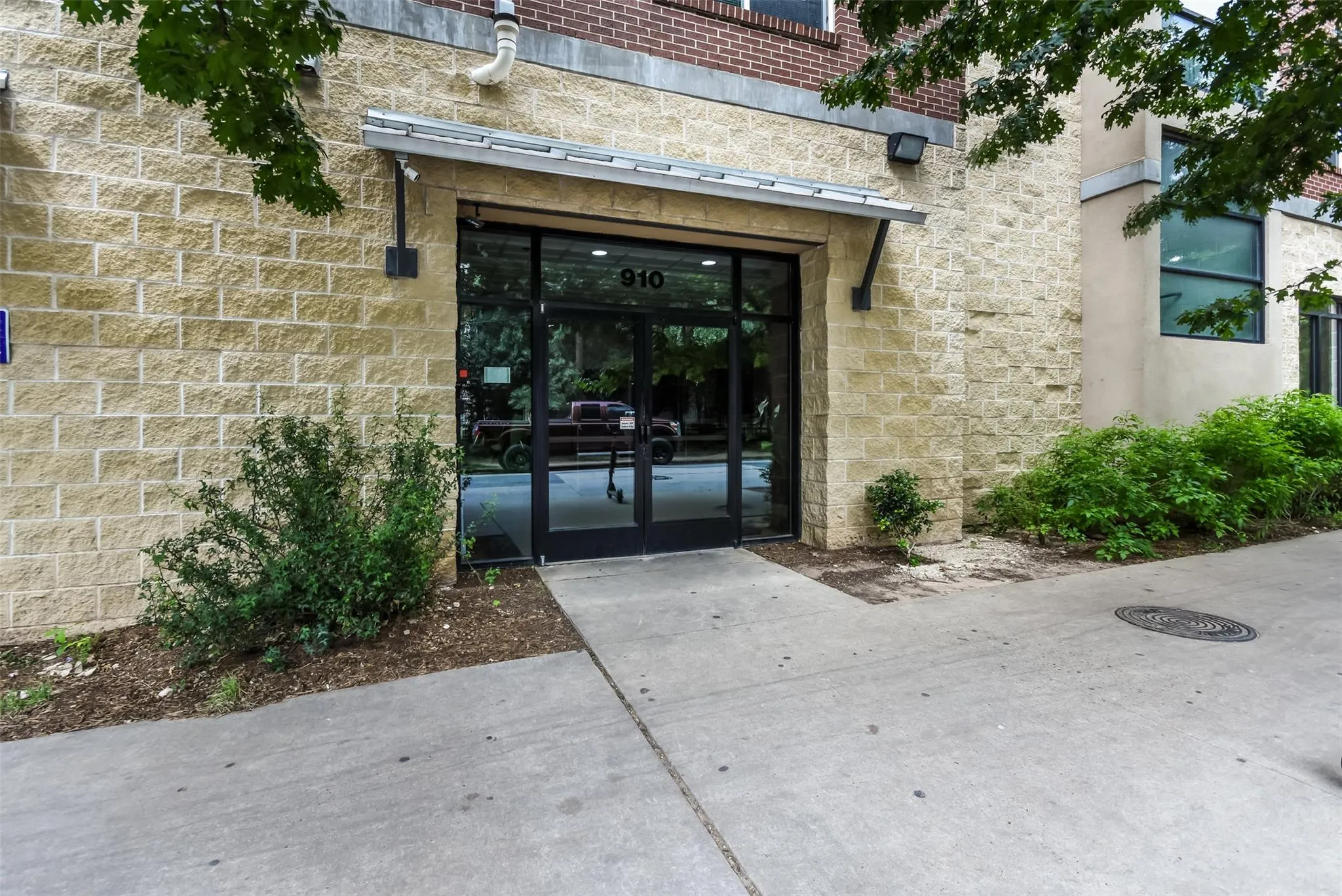Photo 2 of 910 W 25TH ST #503