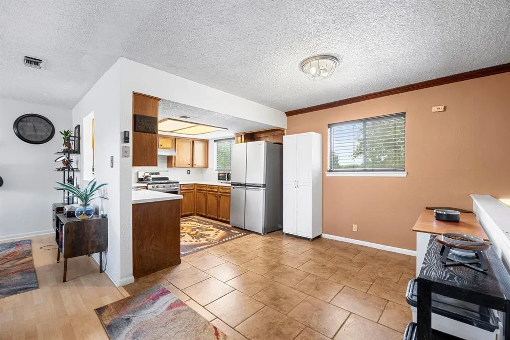 Photo 5 of 706 CAMBRIDGE DR