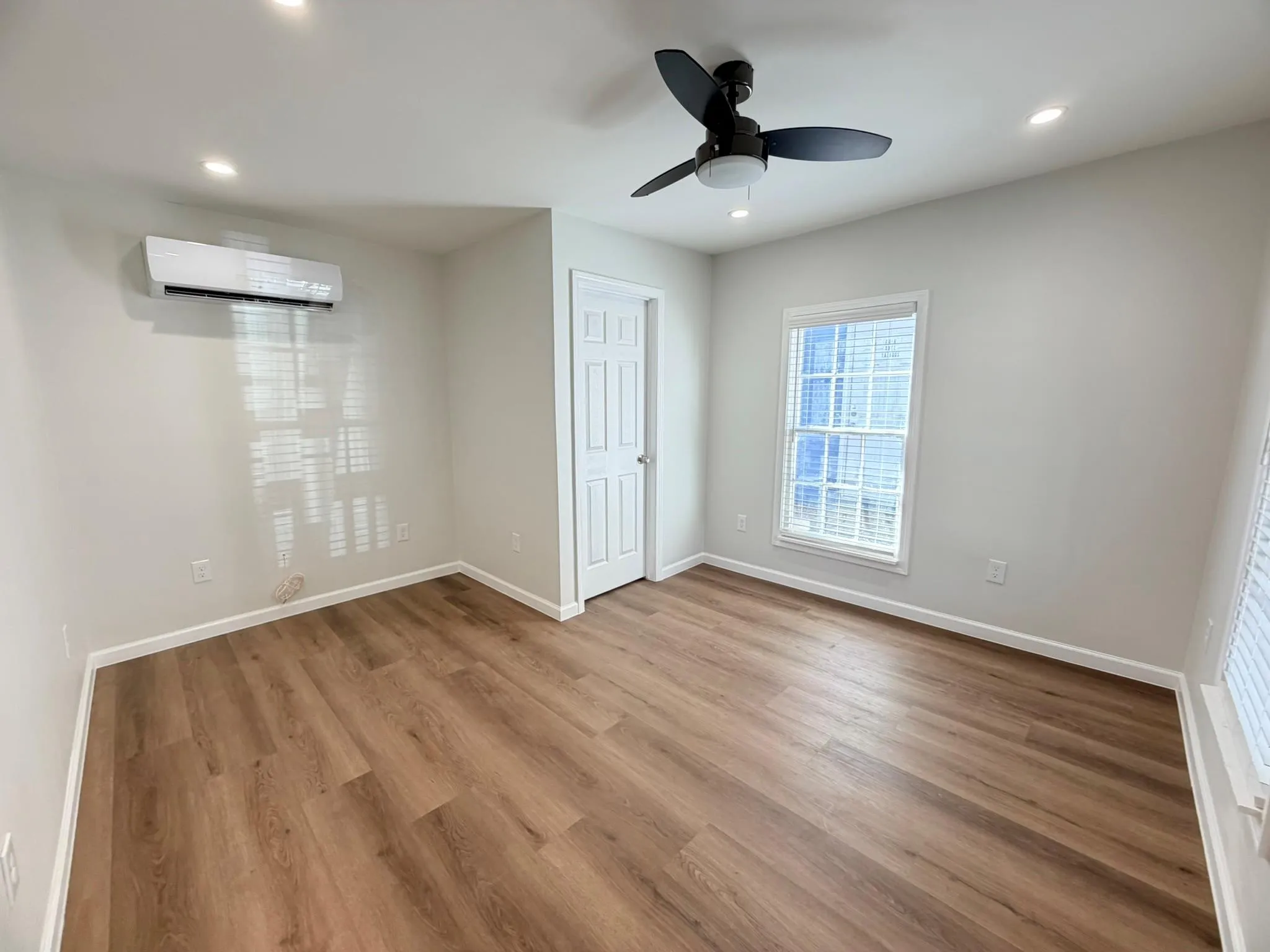 Photo 3 of 505 W 41ST ST #503