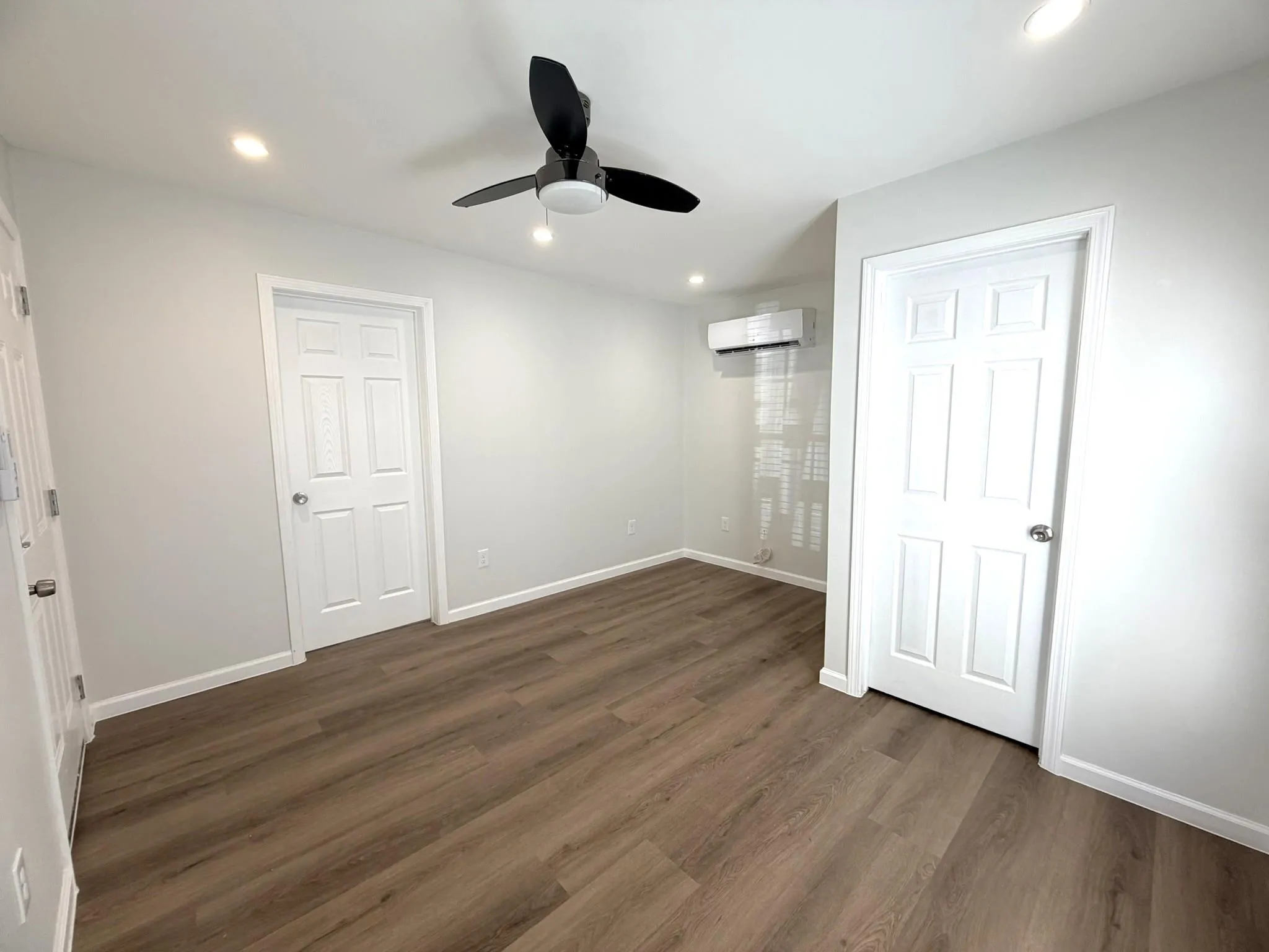 Photo 4 of 505 W 41ST ST #503
