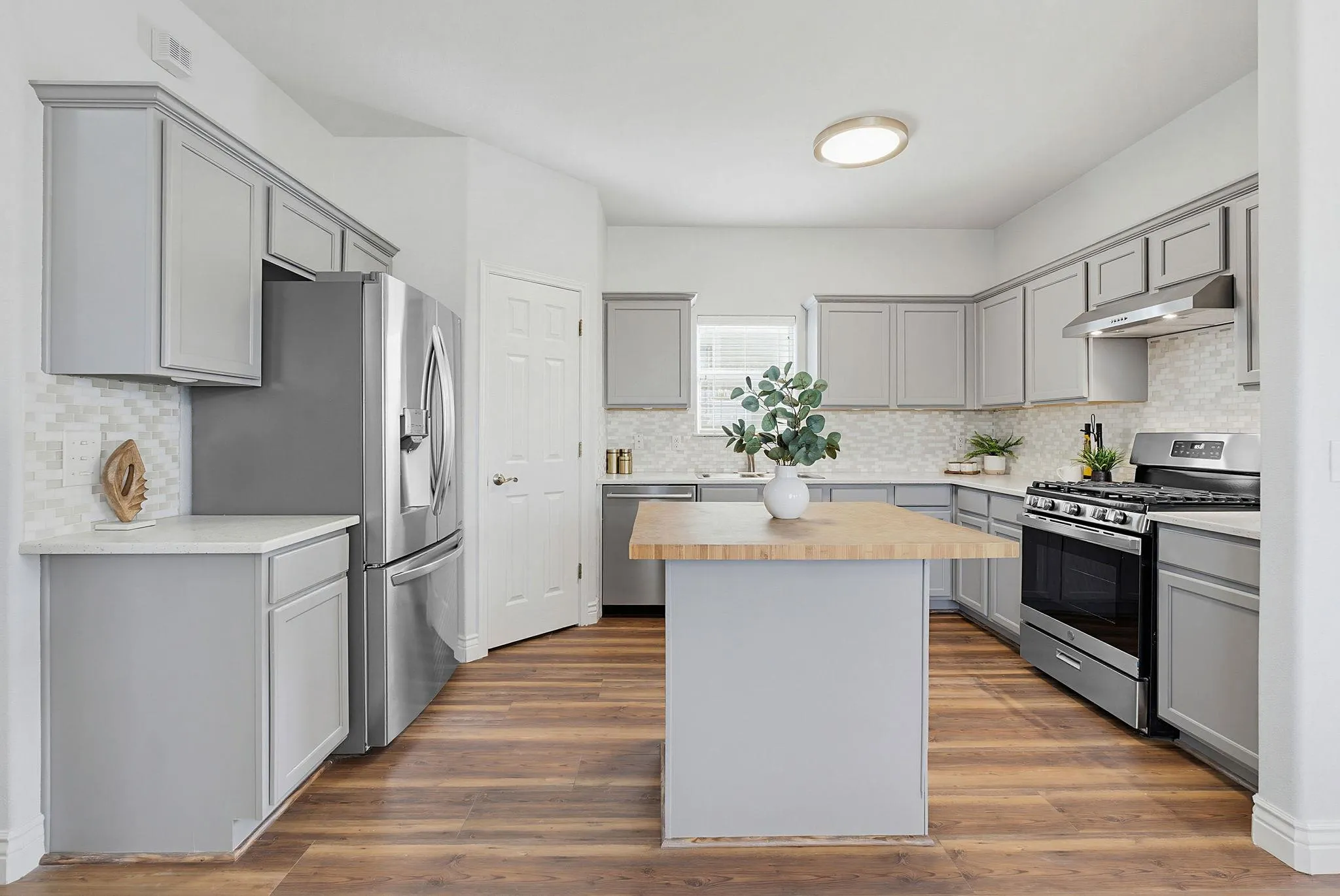 Photo 4 of 5500 TOSCANA AVE