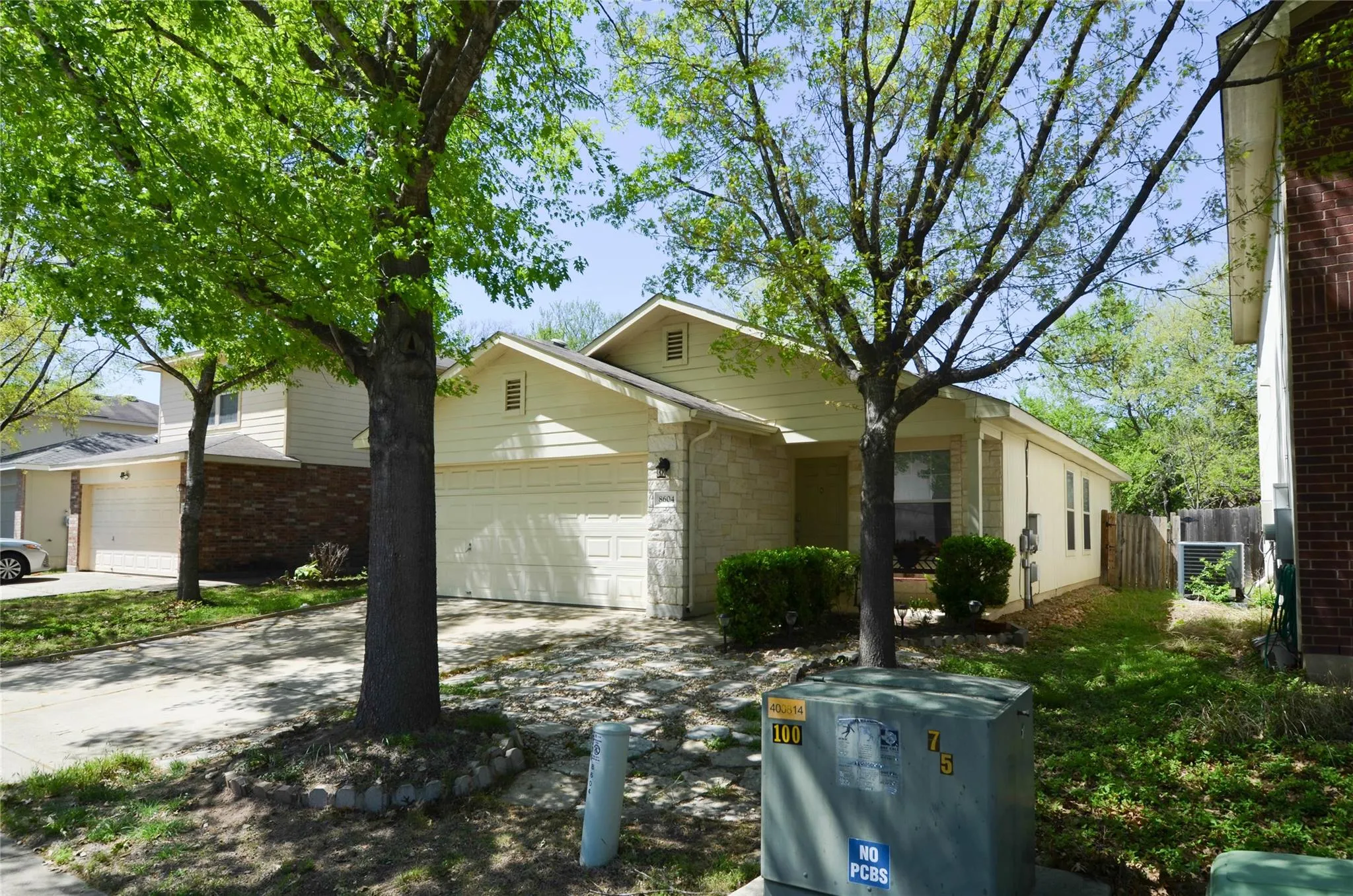 Photo 3 of 8604 DITTMAR OAKS DR