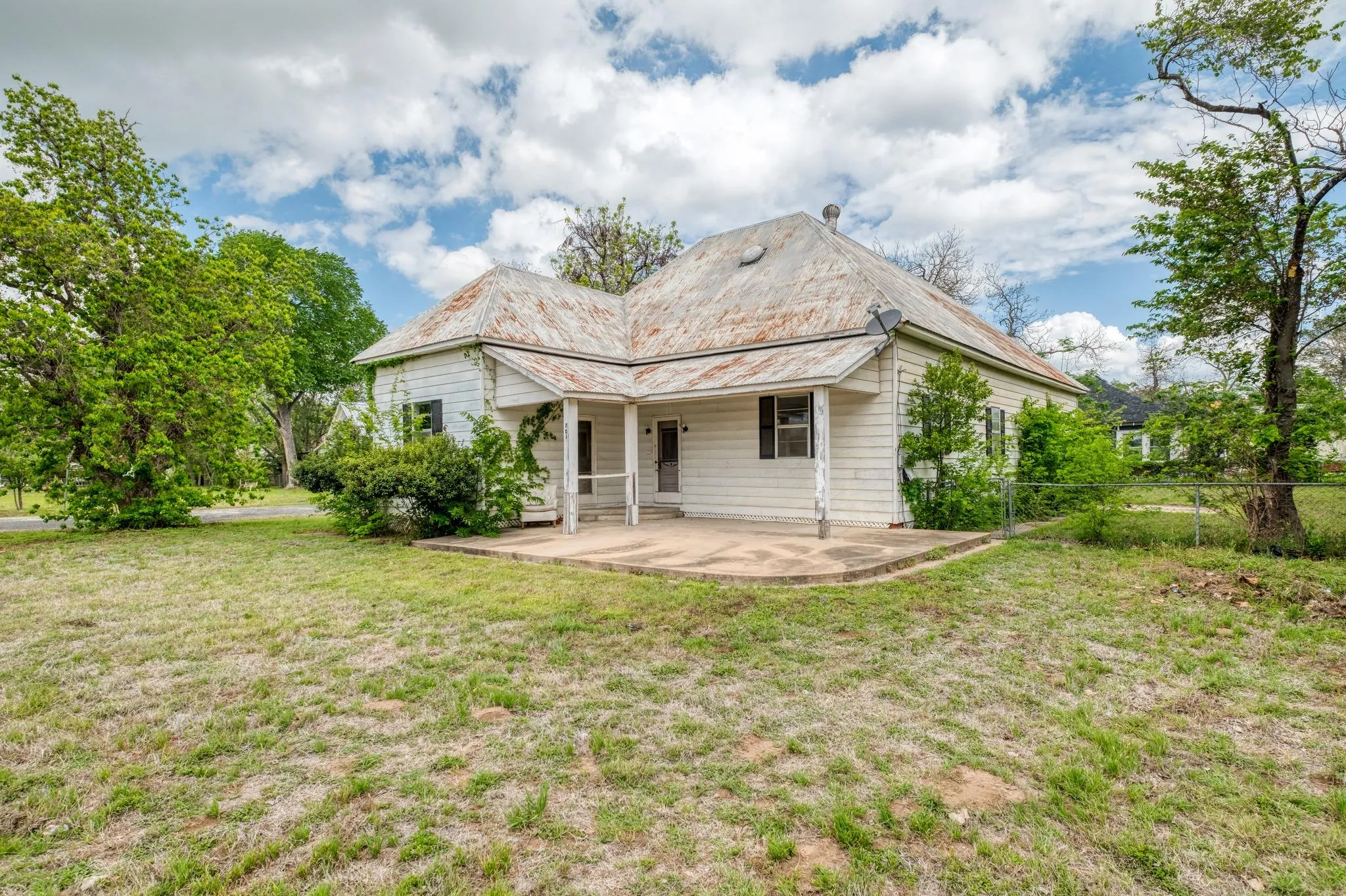 Photo of 701 NE 1ST ST, Smithville, TX, 78957