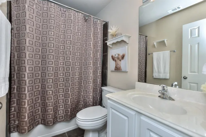 Bedroom #4 private en-suite bath