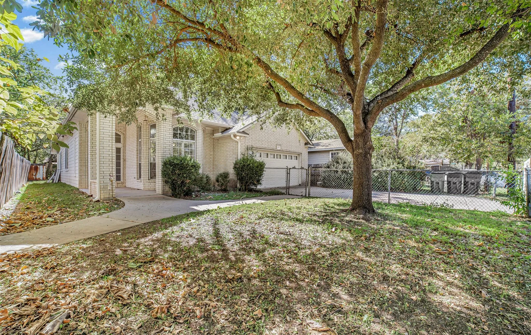 Photo 5 of 409 E AUSTIN AVE