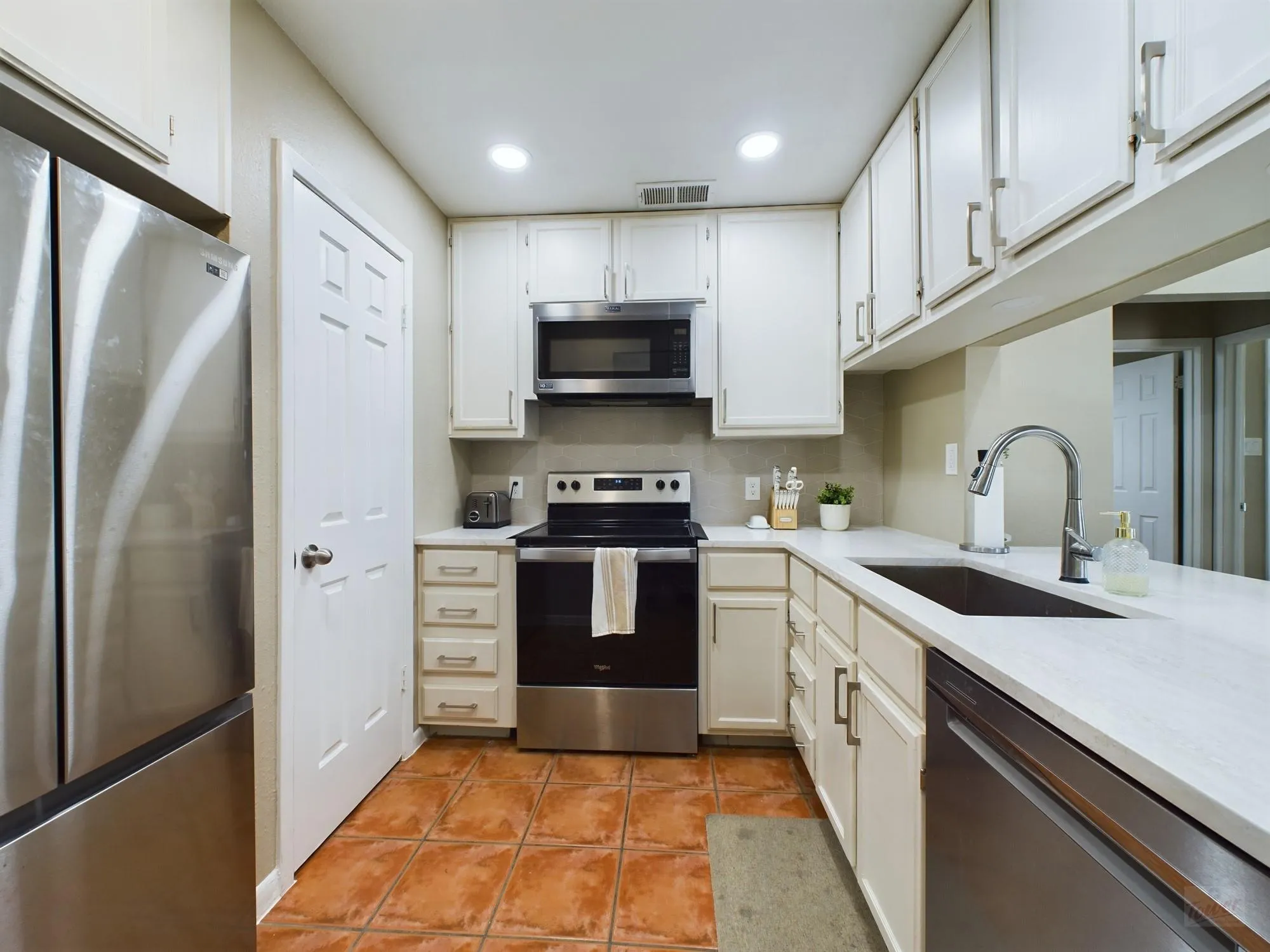 Photo 5 of 711 W 21ST ST #304