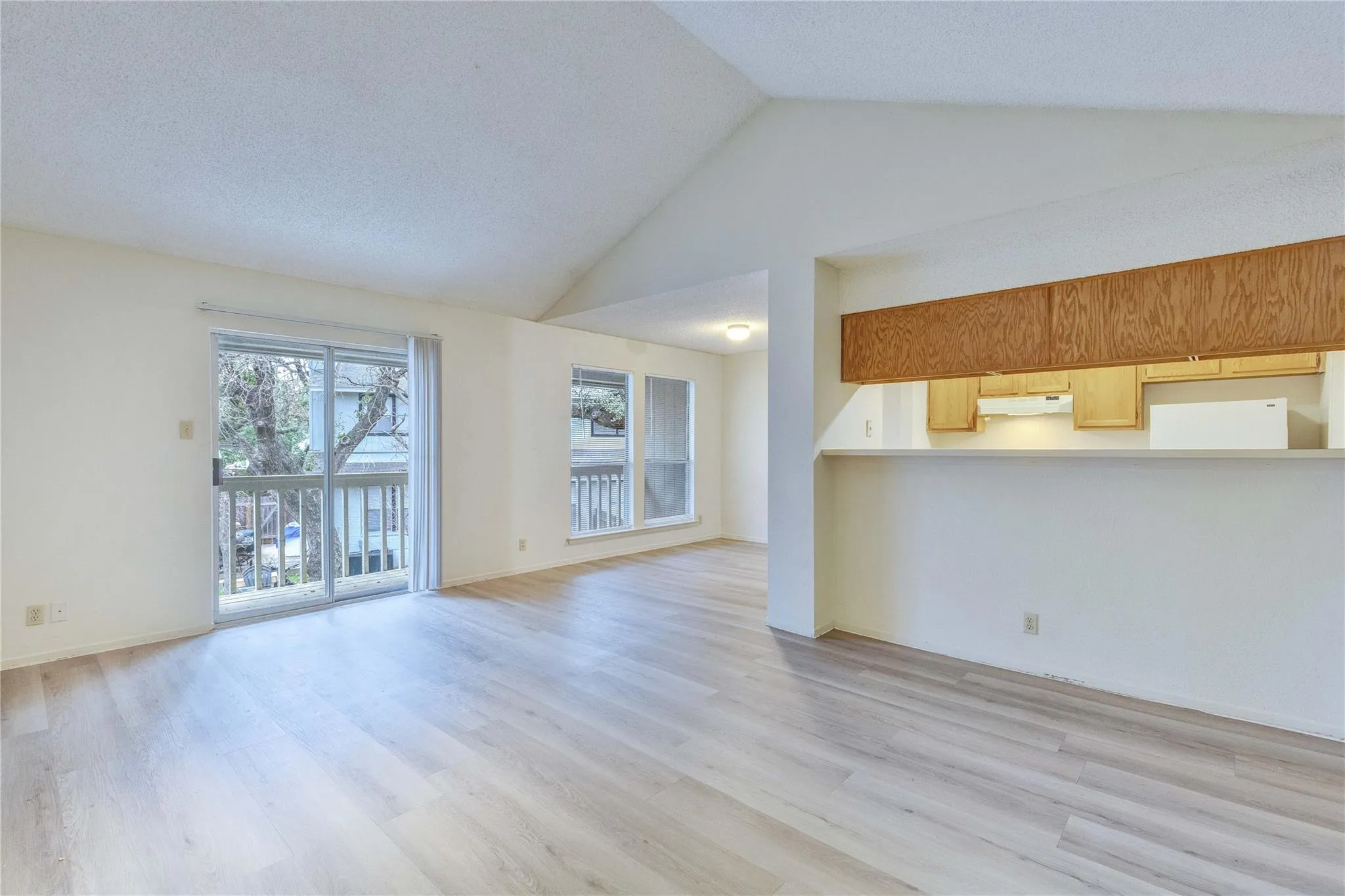 Photo 4 of 11900 ALPHEUS AVE