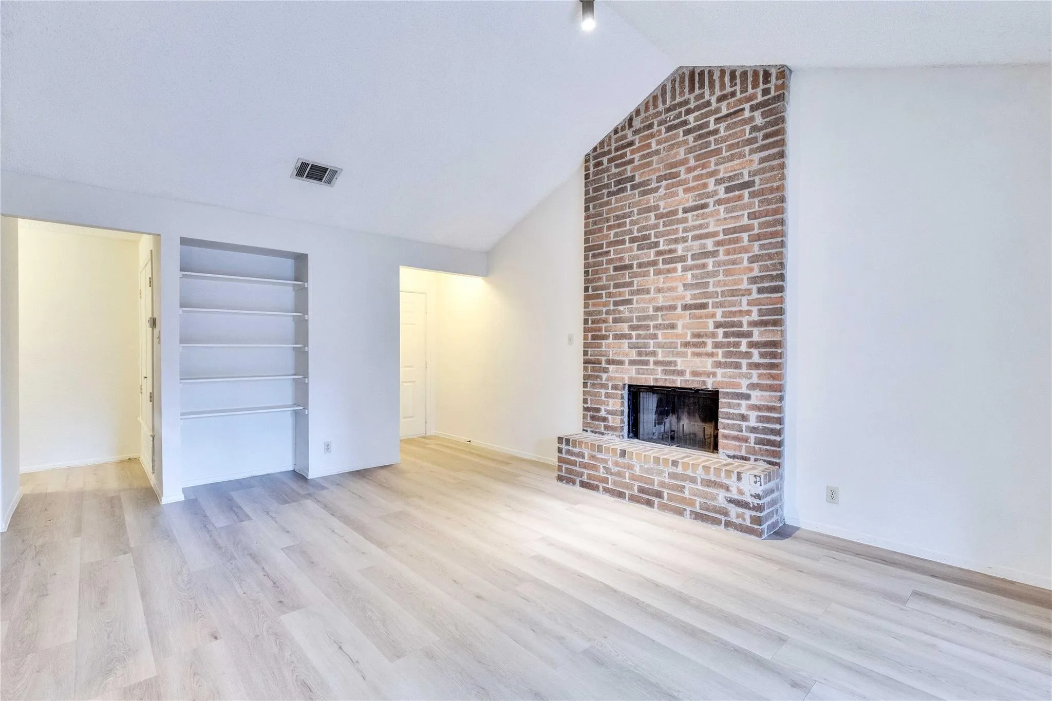Photo 3 of 11900 ALPHEUS AVE