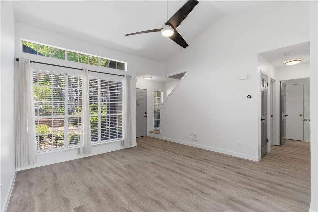 Photo 4 of 1015 E YAGER LN #18
